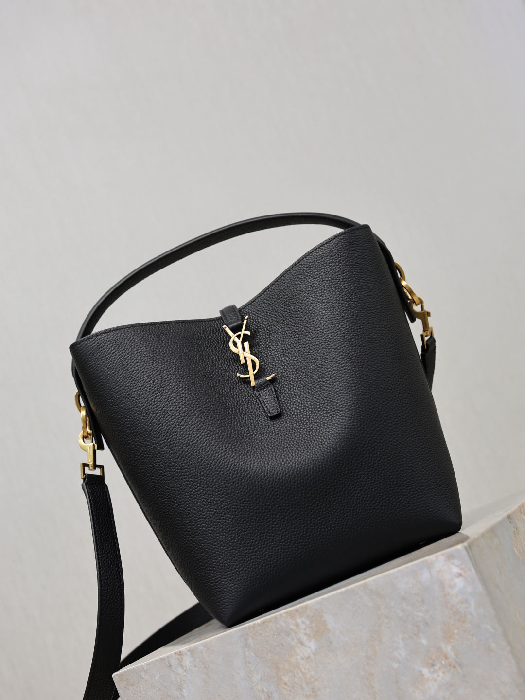 Saint Laurent LE 37 Large Bucket Bag in Black Grained leather 742828