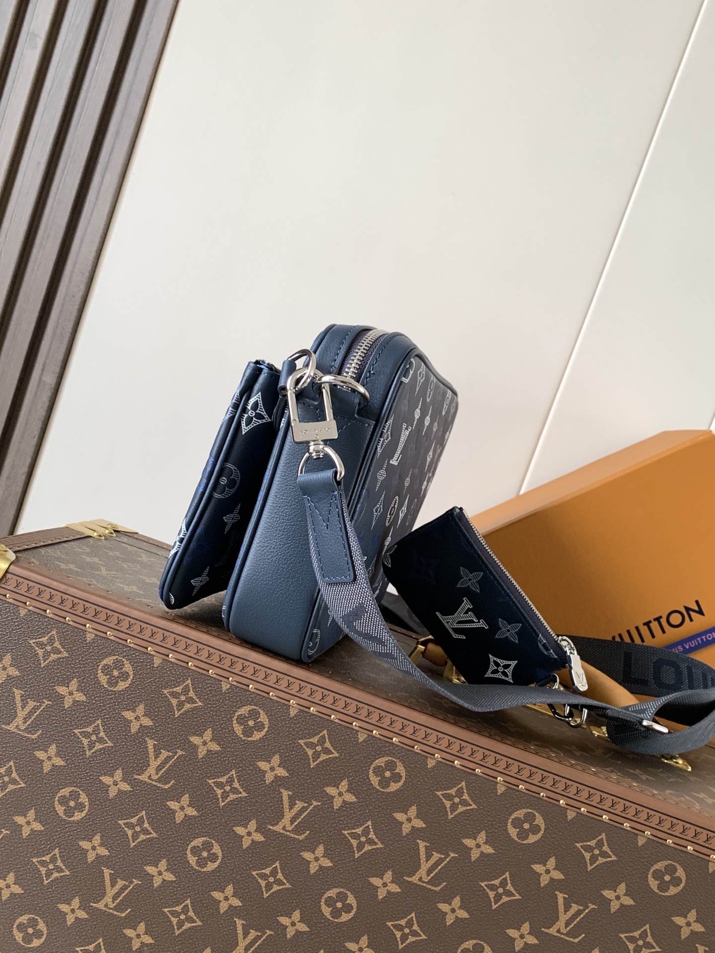 LV Louis Vuitton M28618 Trio Messenger