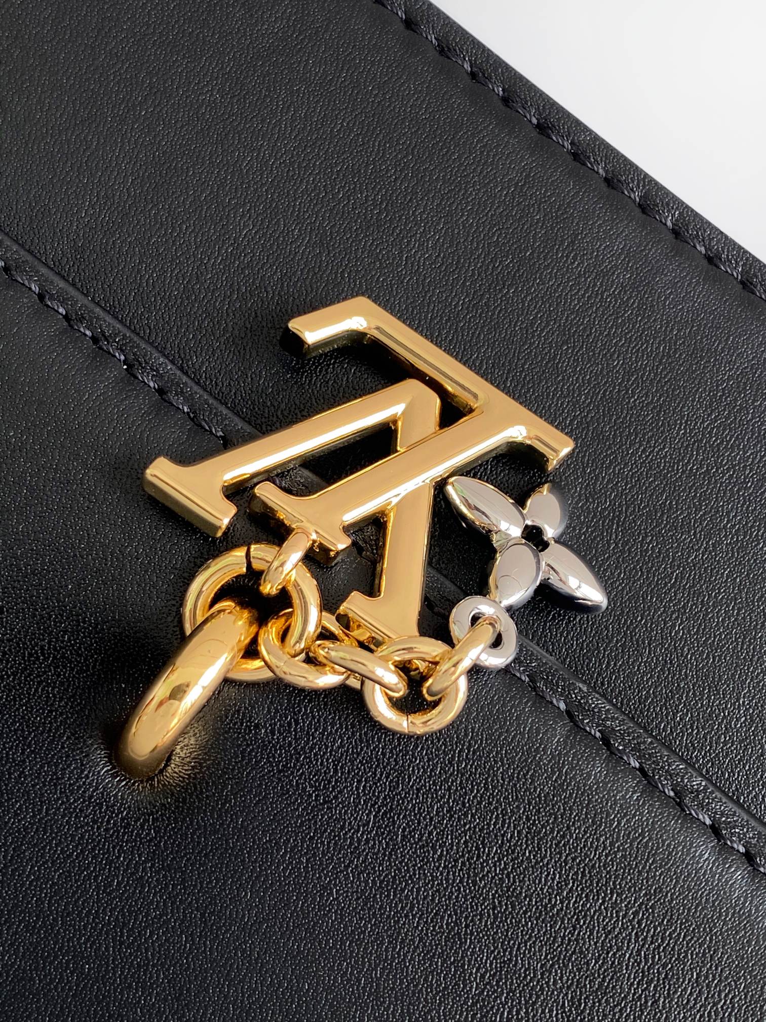 Louis Vuitton LV Bloom Chain bag