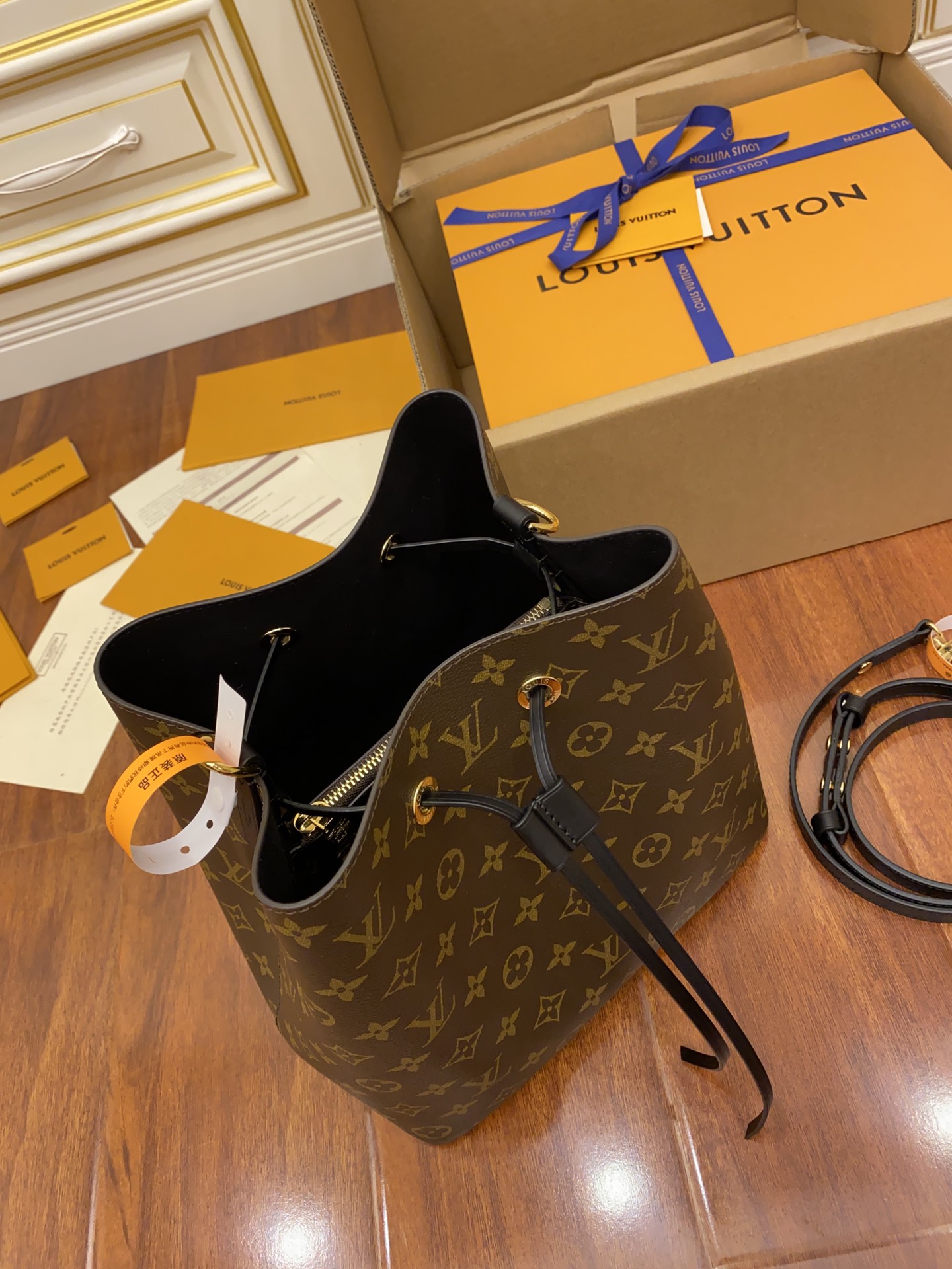Louis Vuitton LV NeoNoe MM M44020