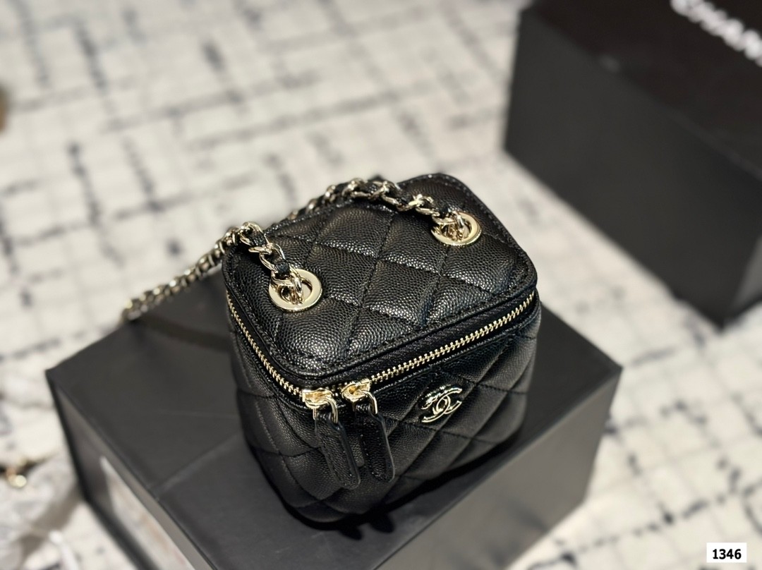 Chanel makeup box 11cm Bag black