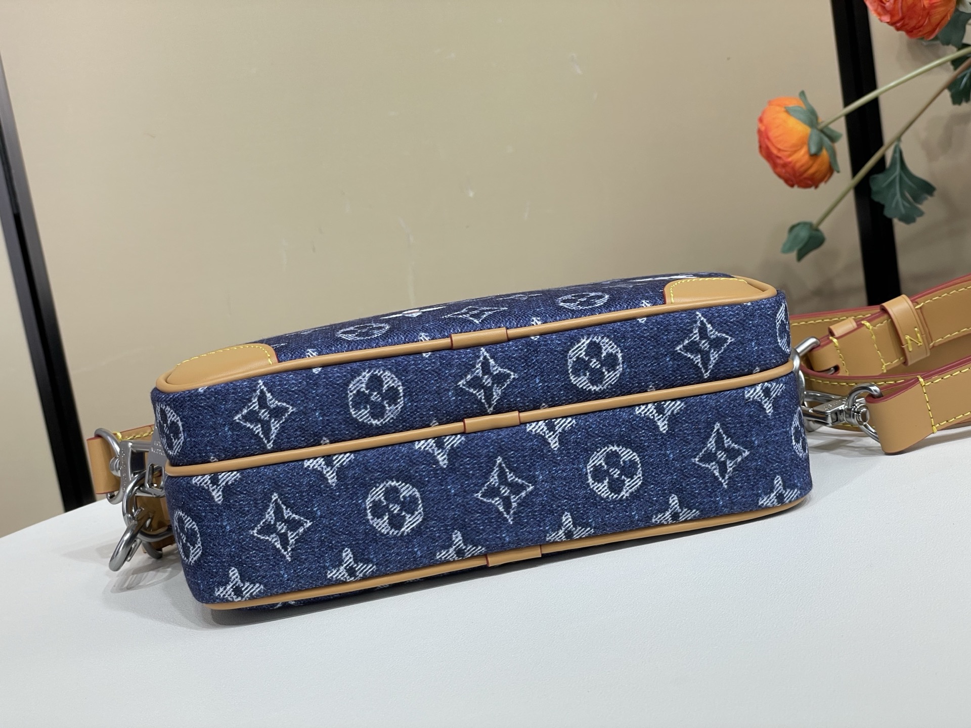 Louis Vuitton batch NIL mailman handbag m27553