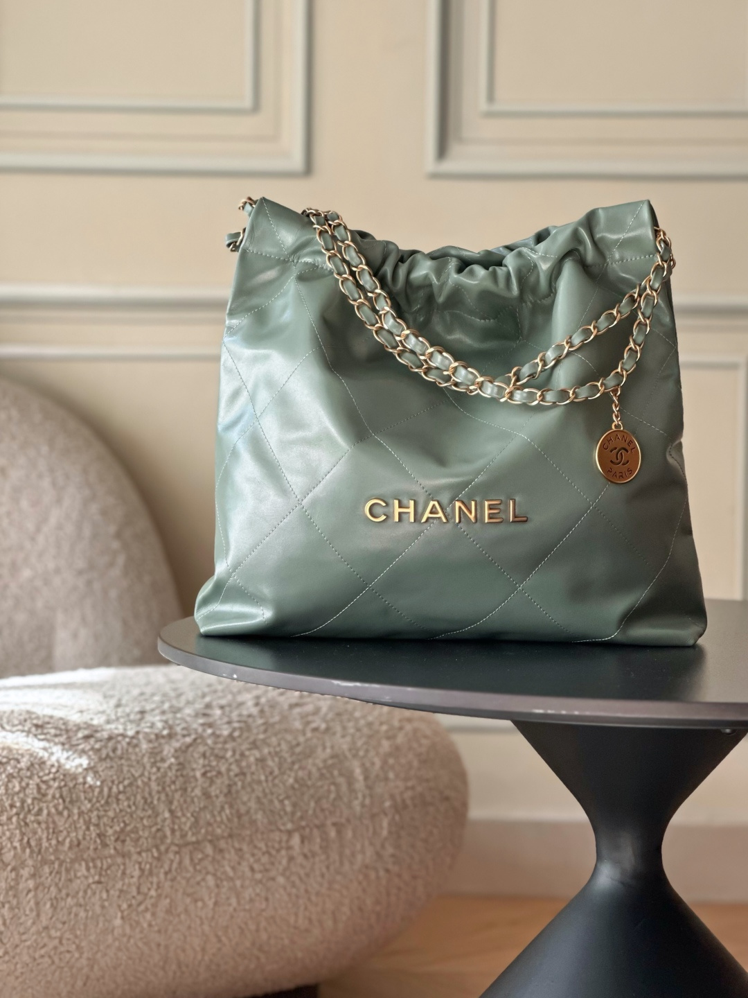 Chanel 22 Medium Handbag in Light green Shiny Calfskin AS3261