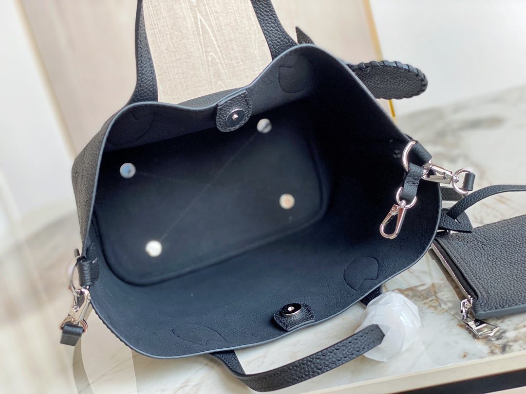 Louis Vuitton LV Blossom PM M21848