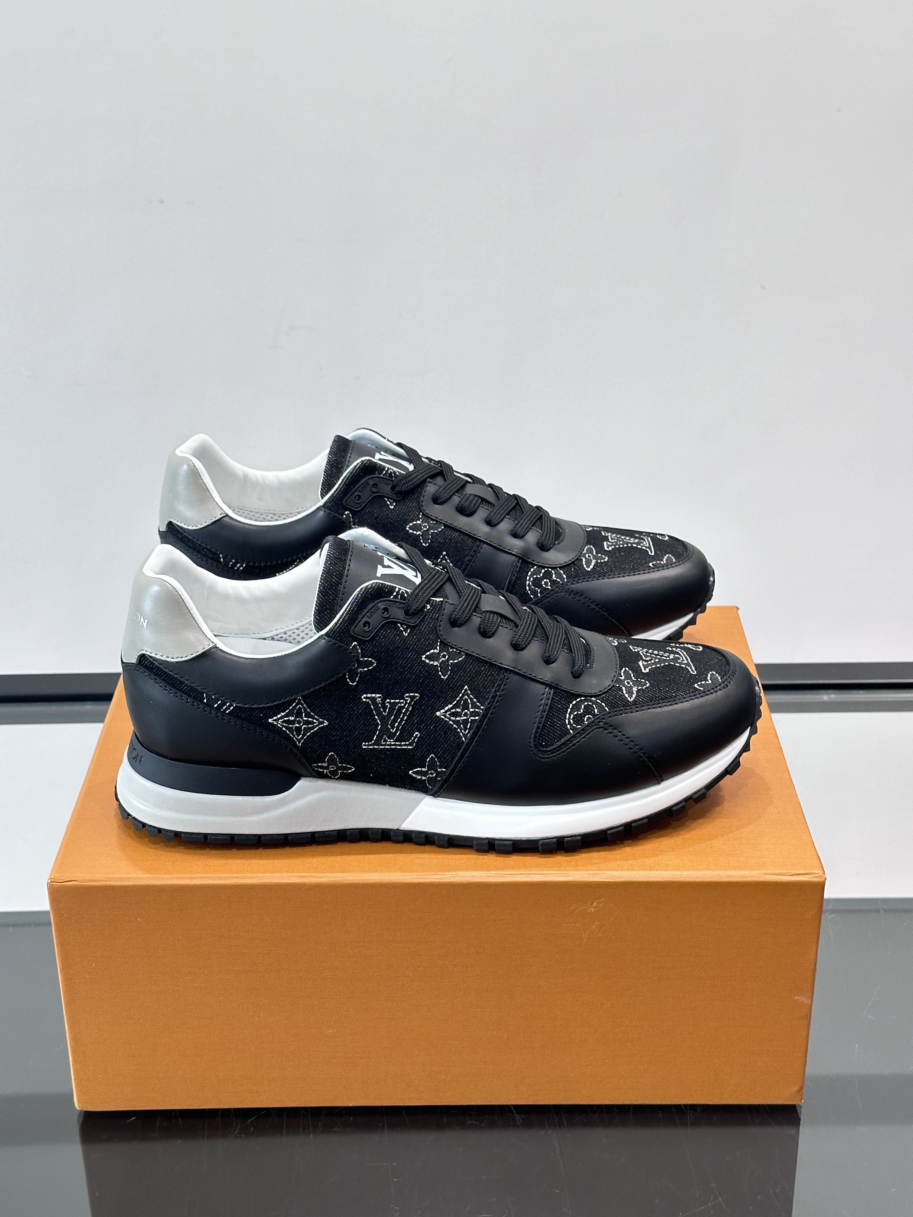 Men's LV Run Away Sneakear