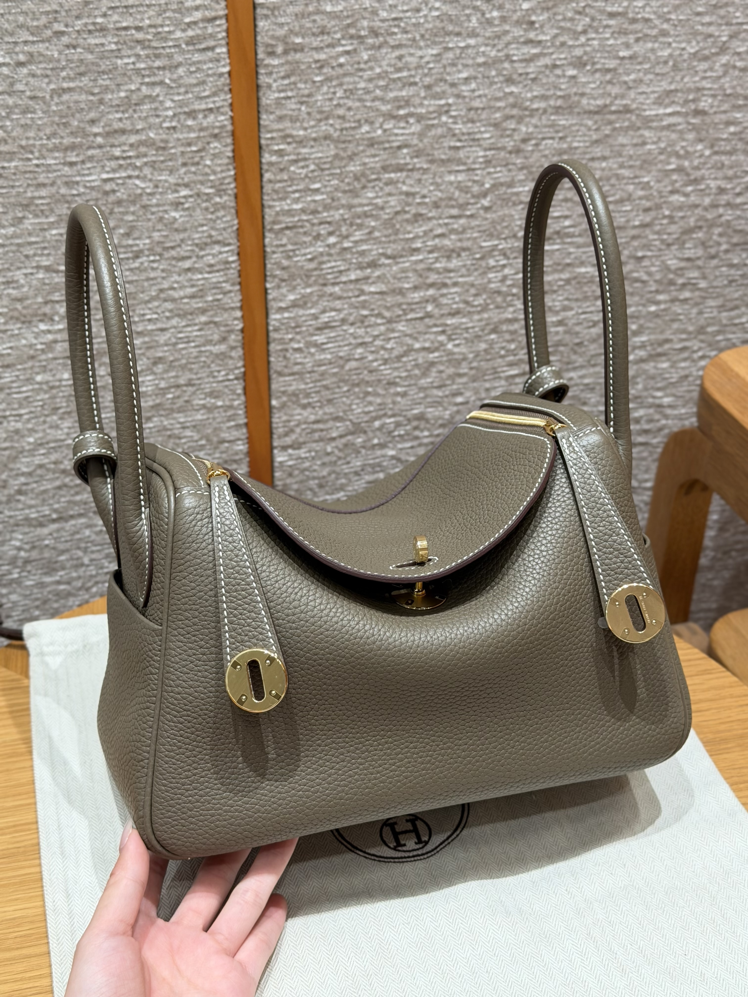 Hermes Etoupe Clemence Lindy 26