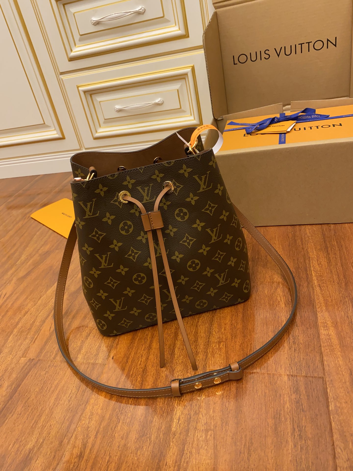 Louis Vuitton LV NeoNoe MM M44887