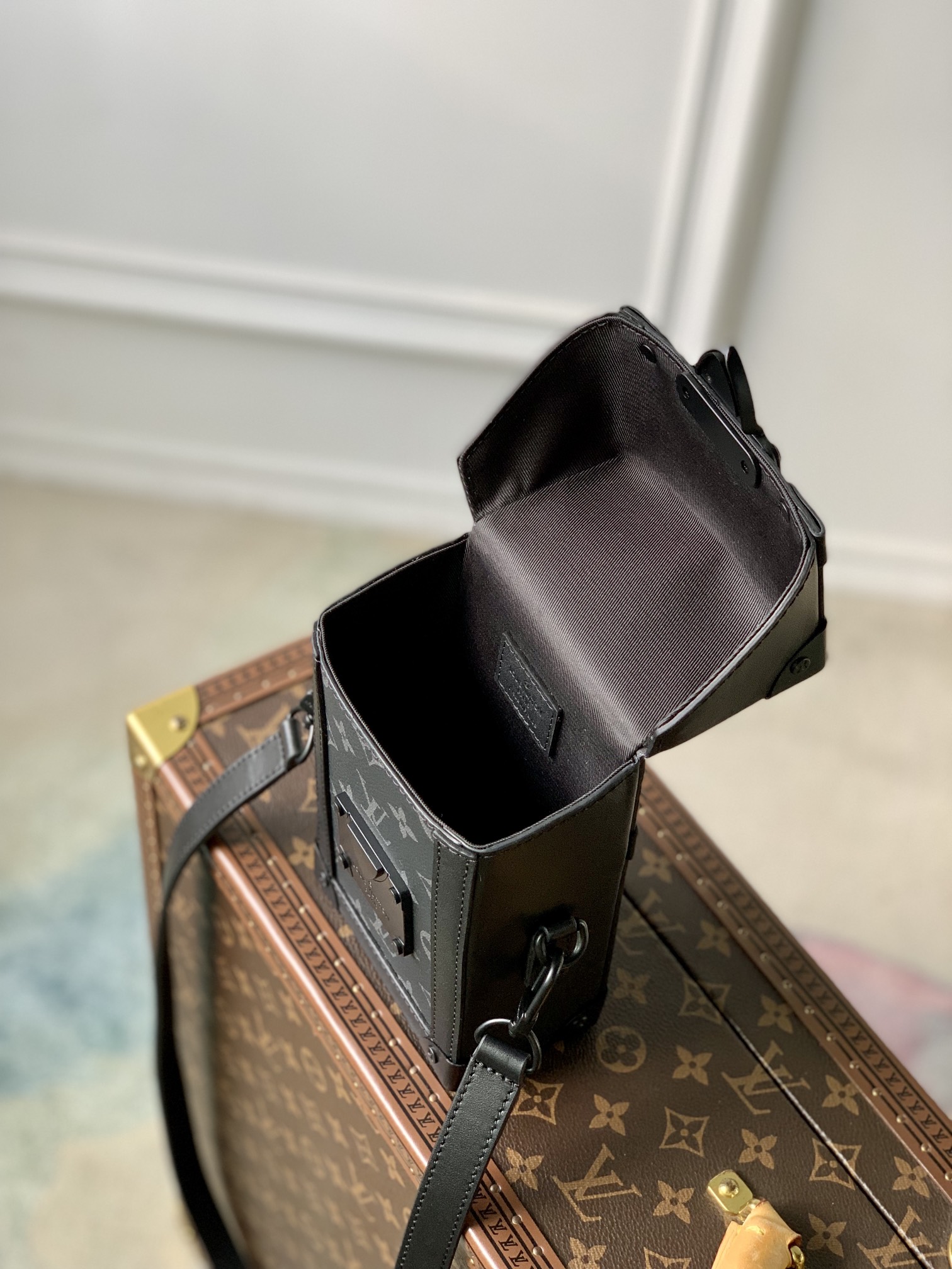 Louis Vuitton LV Vertical Trunk Wearable Wallet M82077