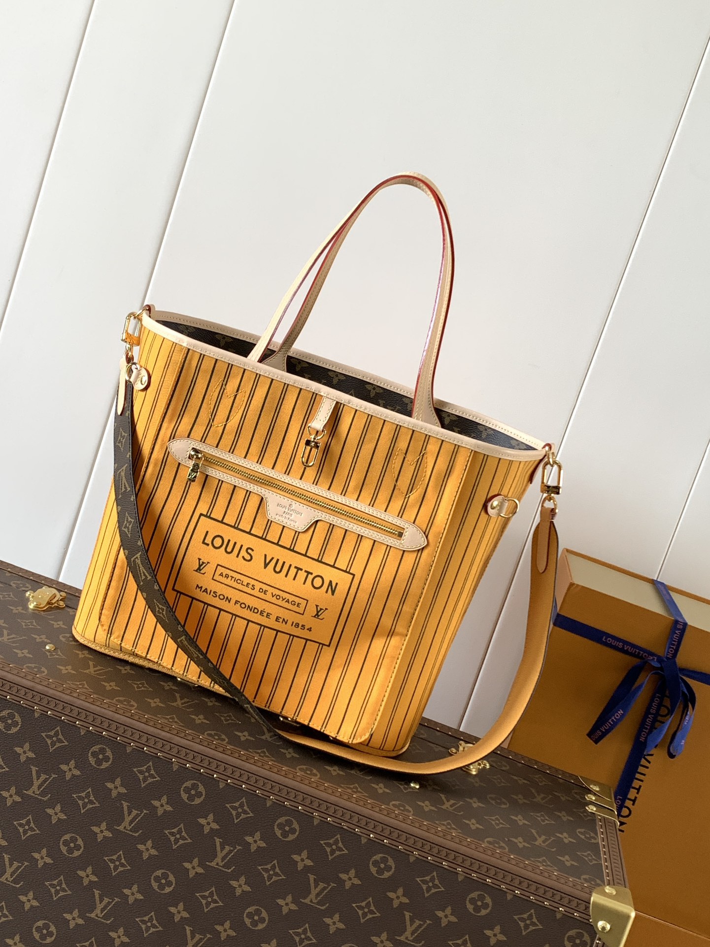 M12779 Safran Yellow Neverfull Bandoulière Inside Out MM tote