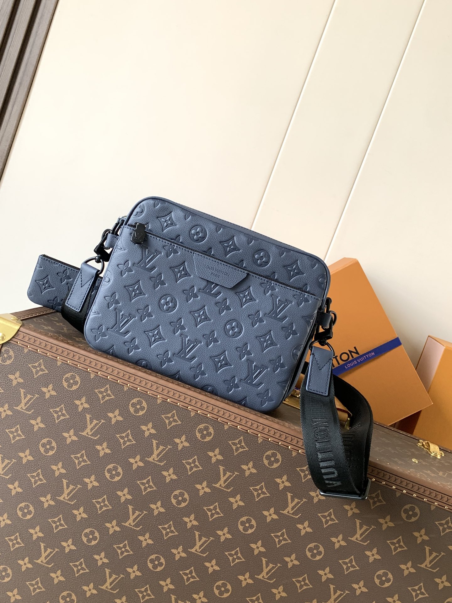 LV Men's Collection Handbag M27925 Trio Messenger