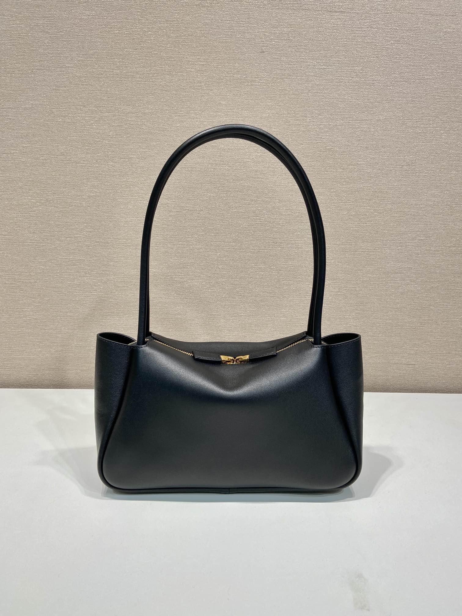 Prada  28 LARGE BLACK CALFSKIN HANDBAG