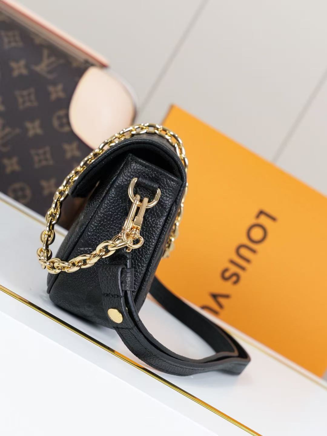 Louis Vuitton LV On Chain Ivy handbag