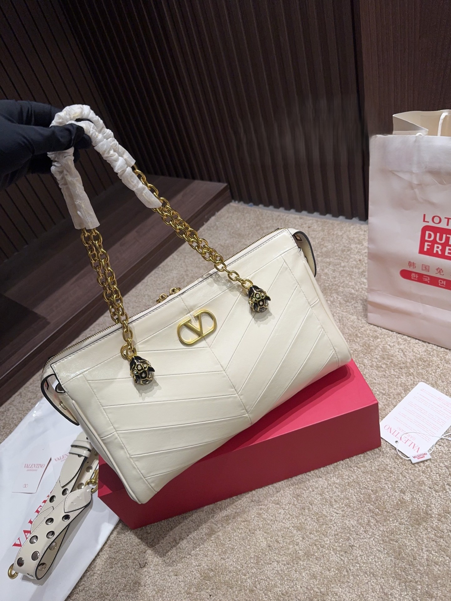 Valentino Garavani Panthea White Chevron Quilted Color-block Leather Enameled Feline Head Shoulder Bag - KAIROO