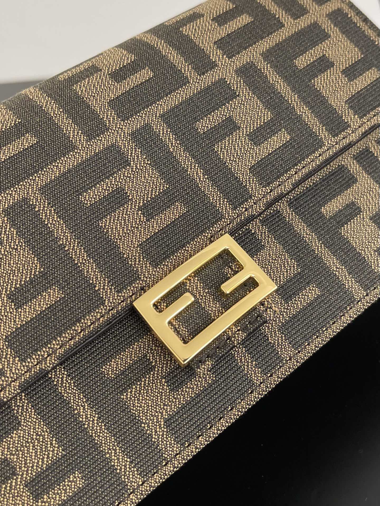 Fendi presbyopic chain hand armpit bag crossbody bag