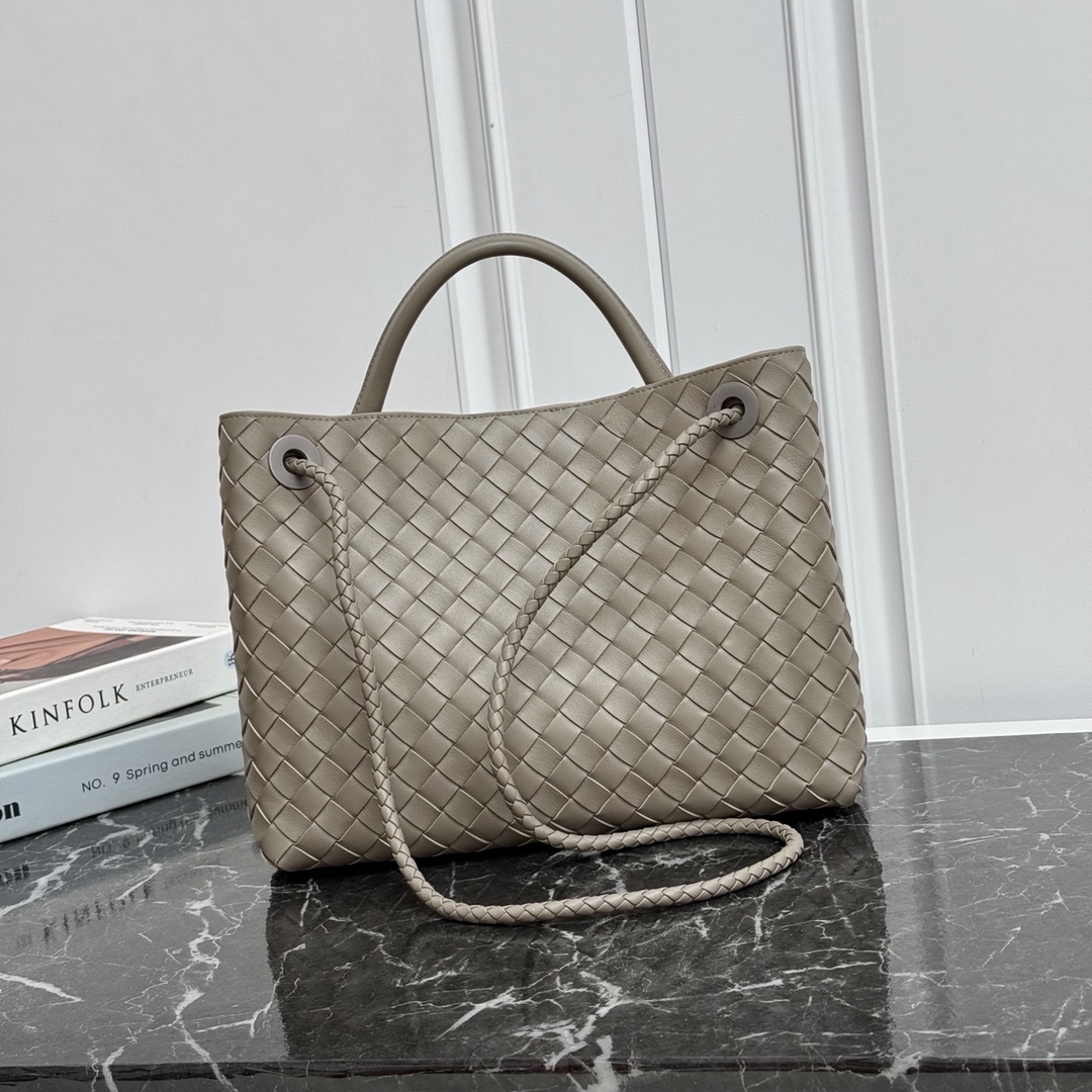 Bottega Basalt Medium Andiamo Top handle bag