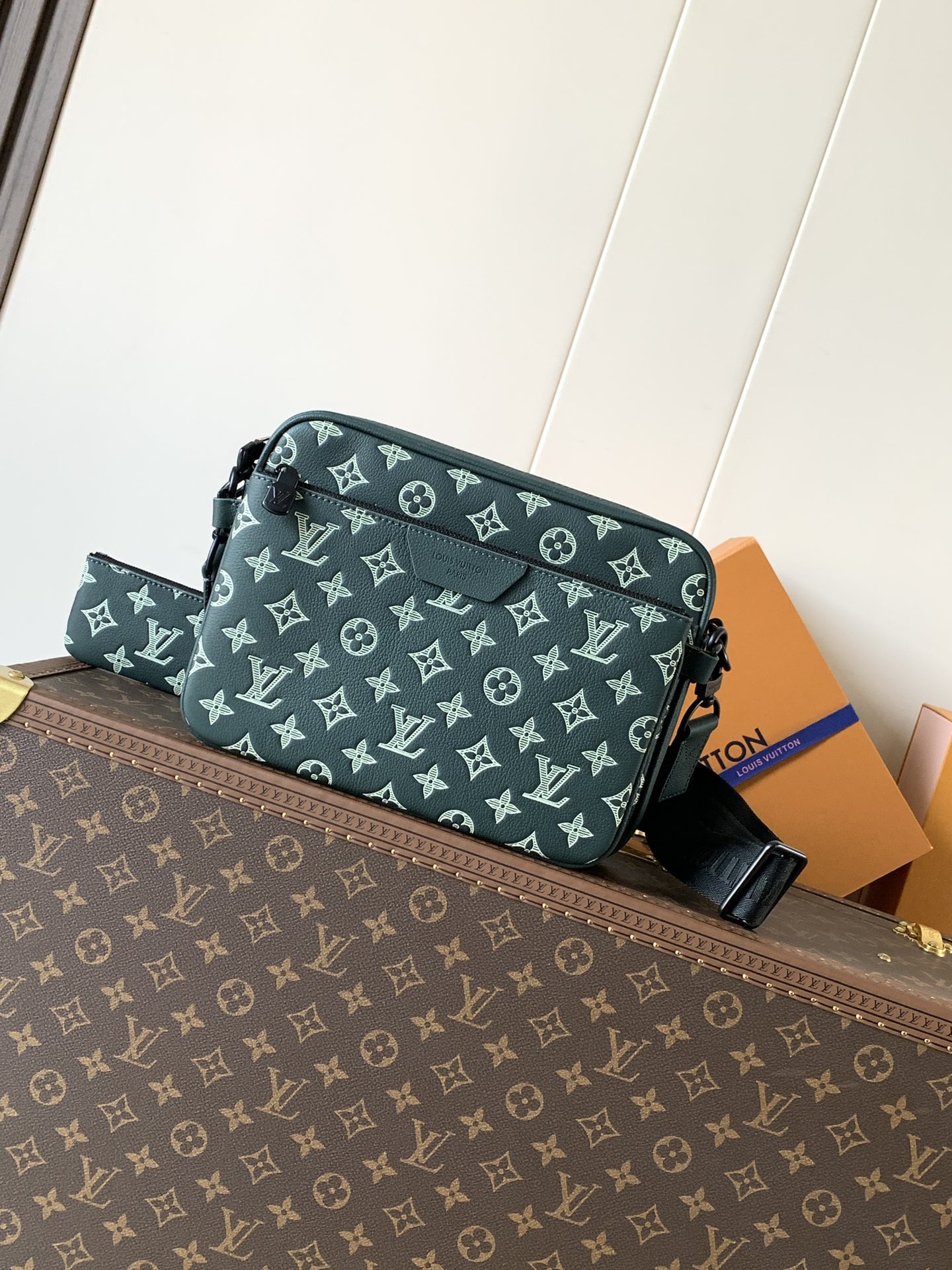 LV Men's Collection Handbag M2754 Trio Messenger