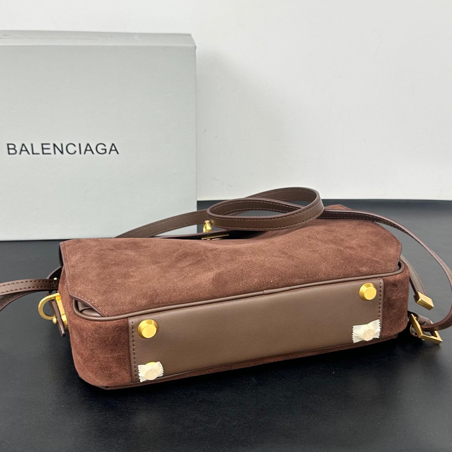 Balenciaga Le 7 Shoulder Bag Medium in Moka/ruby