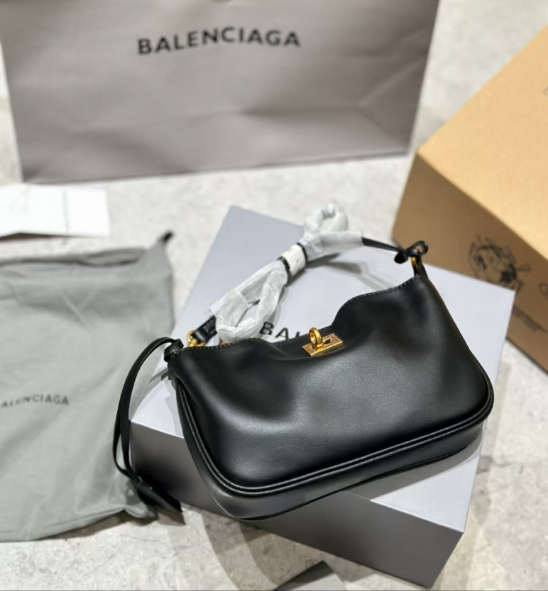 Balenciaga Redeo's new underarm bag