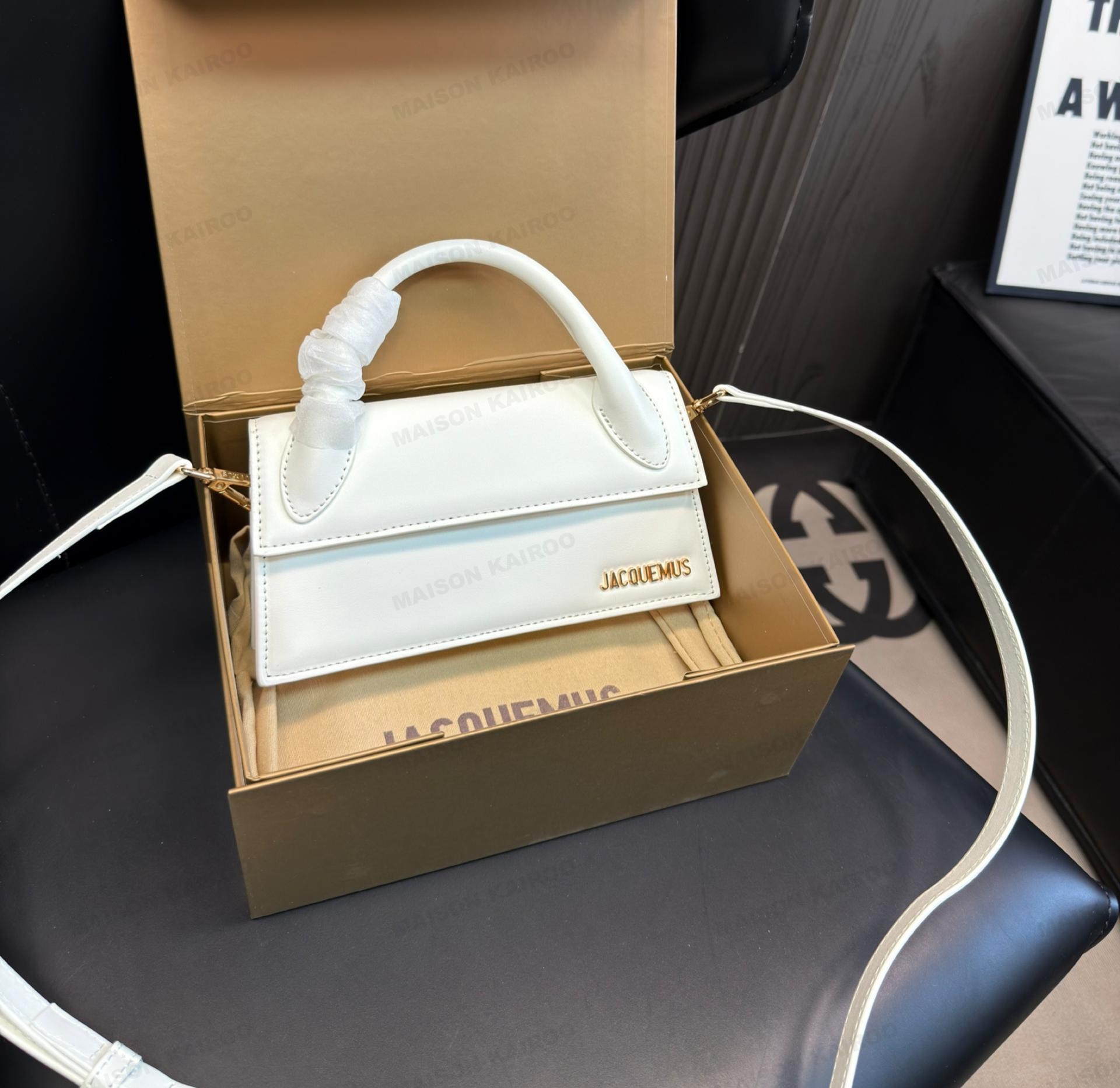 Jacquemus The long Chiquito East West Smooth Leather Flat Curve Handle Crossbody Bag - KAIROO