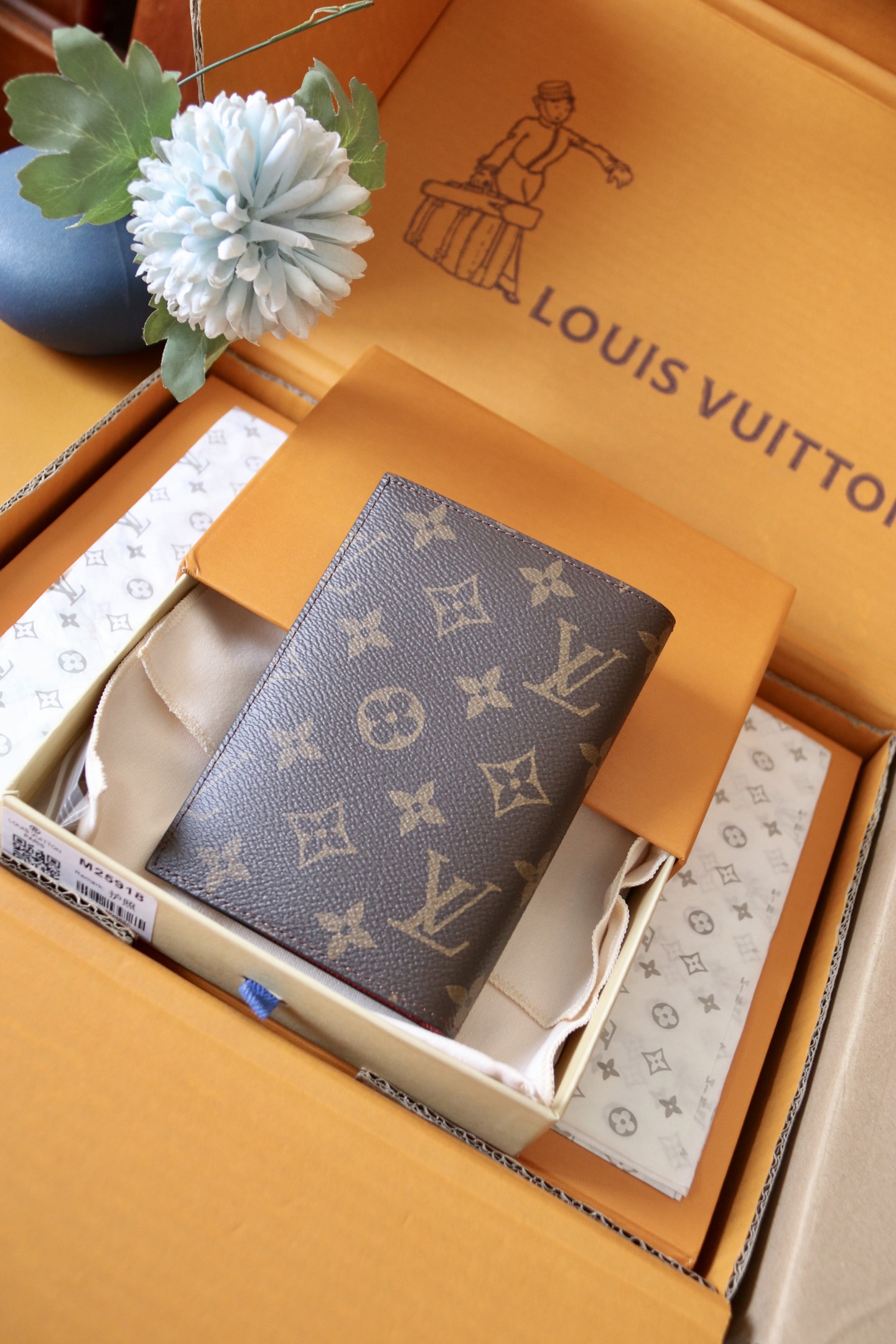 M25918 LV Passport Cover in Monogram Canvas