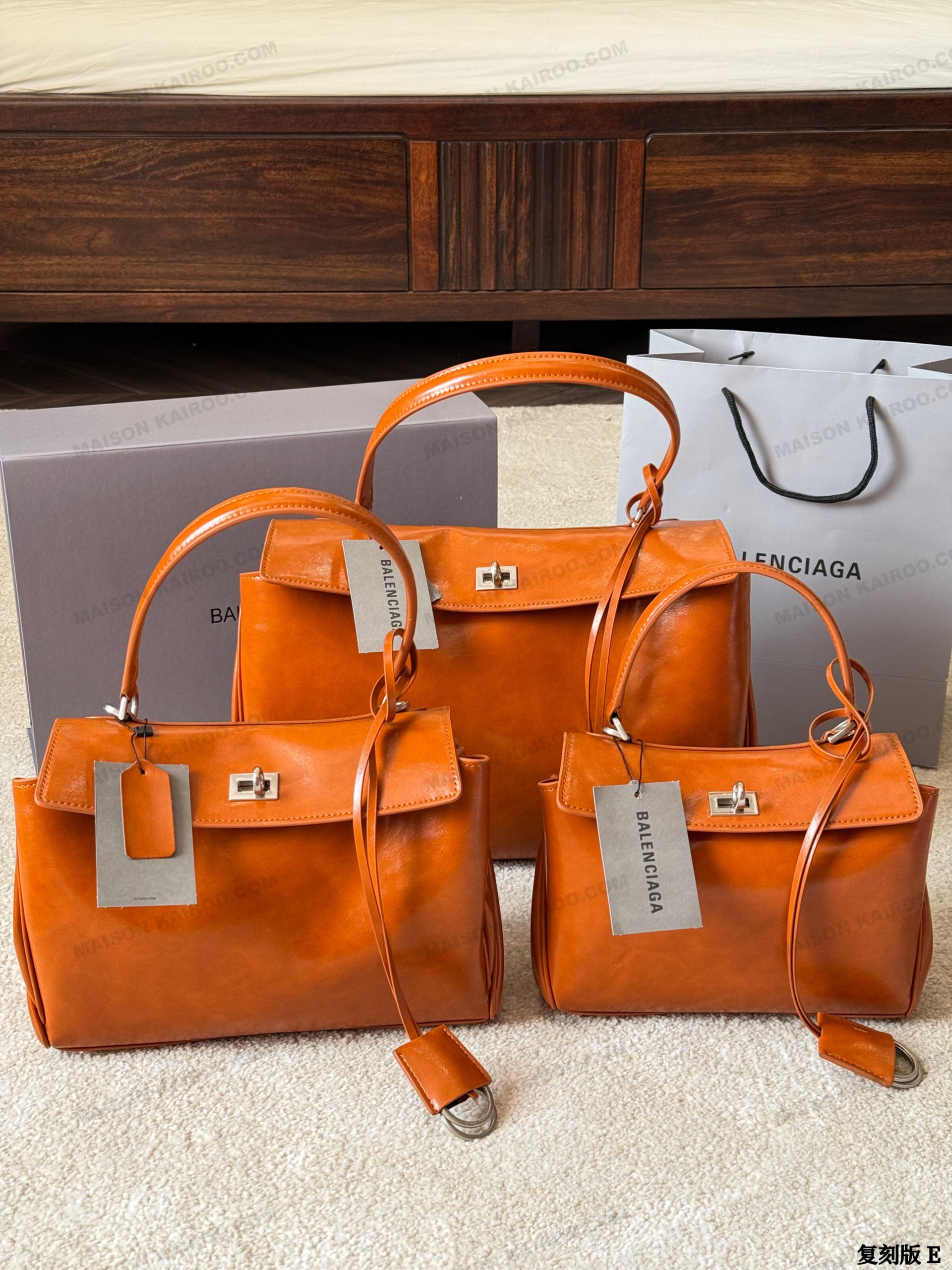 Balenciaga Rodeo Tan Slouchy Kelly Shiny Smooth Leather Silver Turn Lock Tote Top Handle Bag - KAIROO