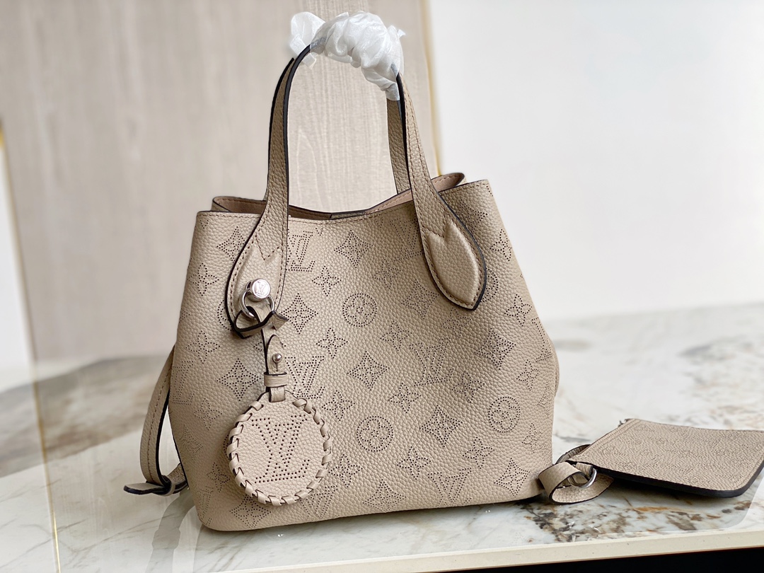 Louis Vuitton LV Blossom PM M21849