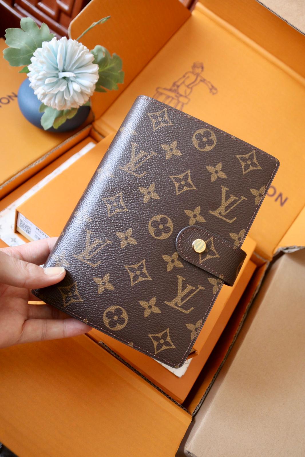 Louis Vuitton Notebook R20105