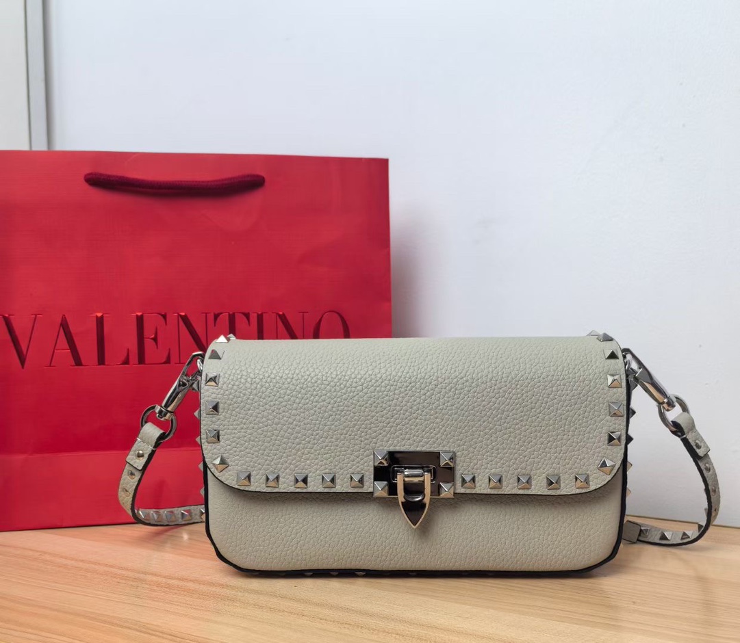 Valentino Garavani Rockstud Shoulder Bag in Grained calfskin-Grey