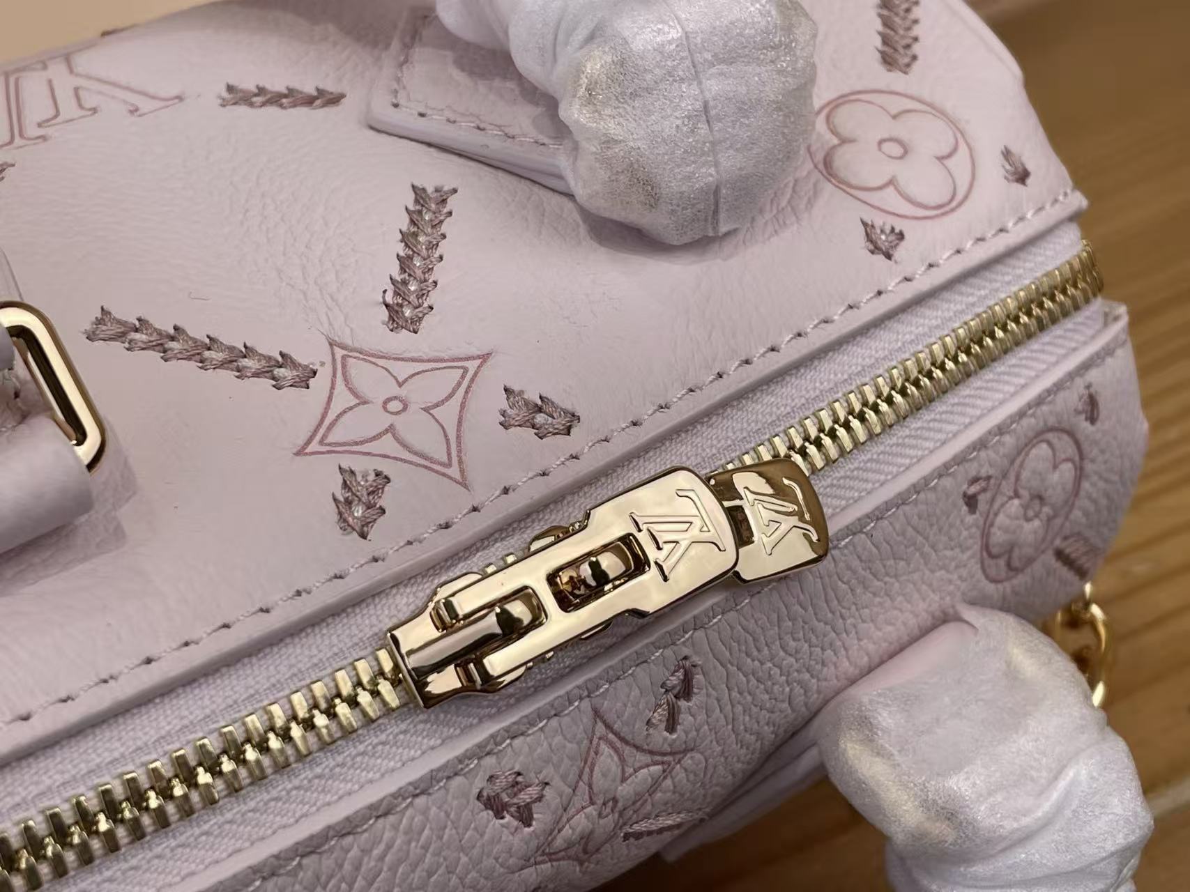 Louis Vuitton LV new pink embroidered Speedy Bandouli è re 20 handbag