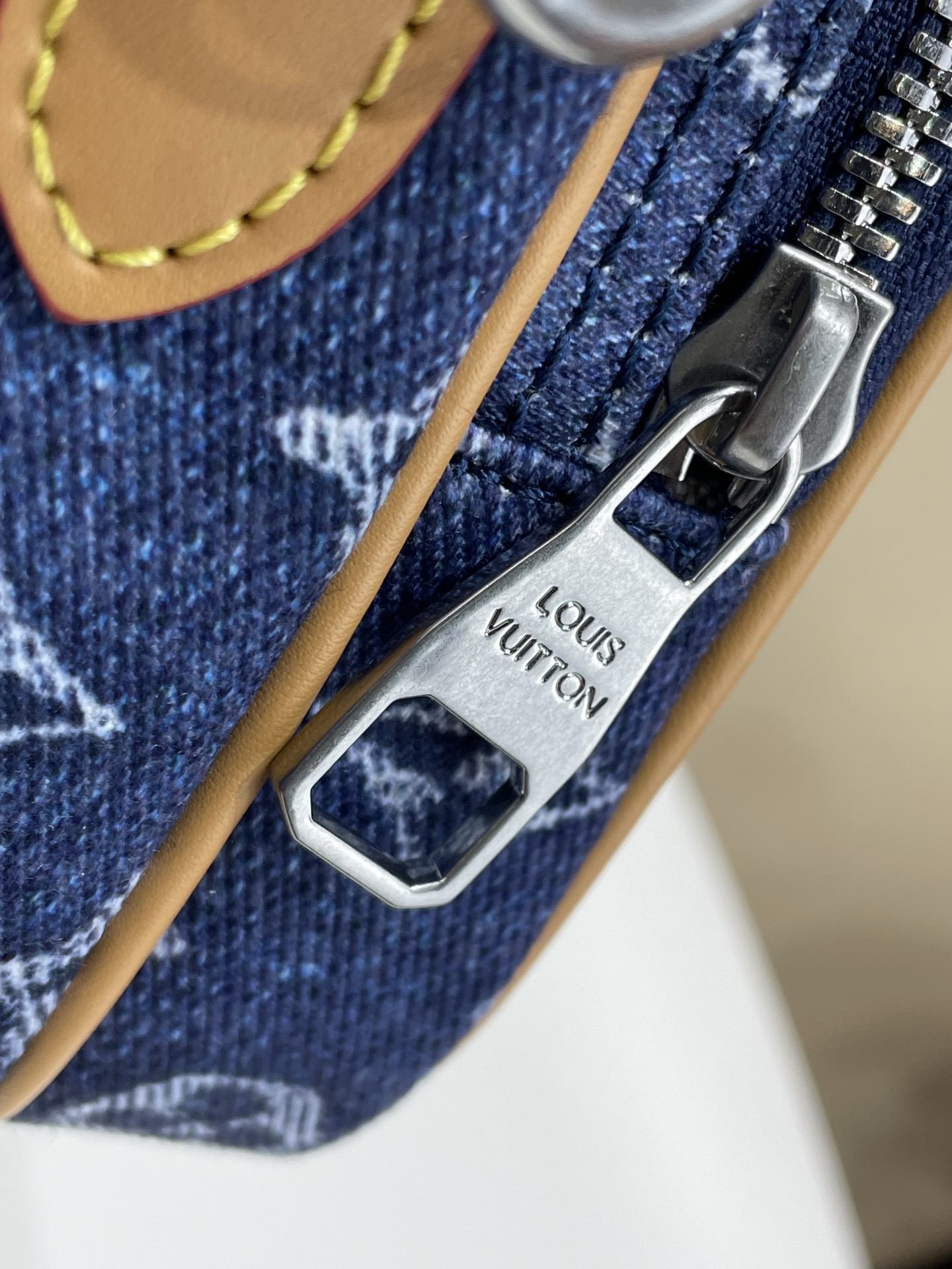 Louis Vuitton batch NIL mailman handbag m27553