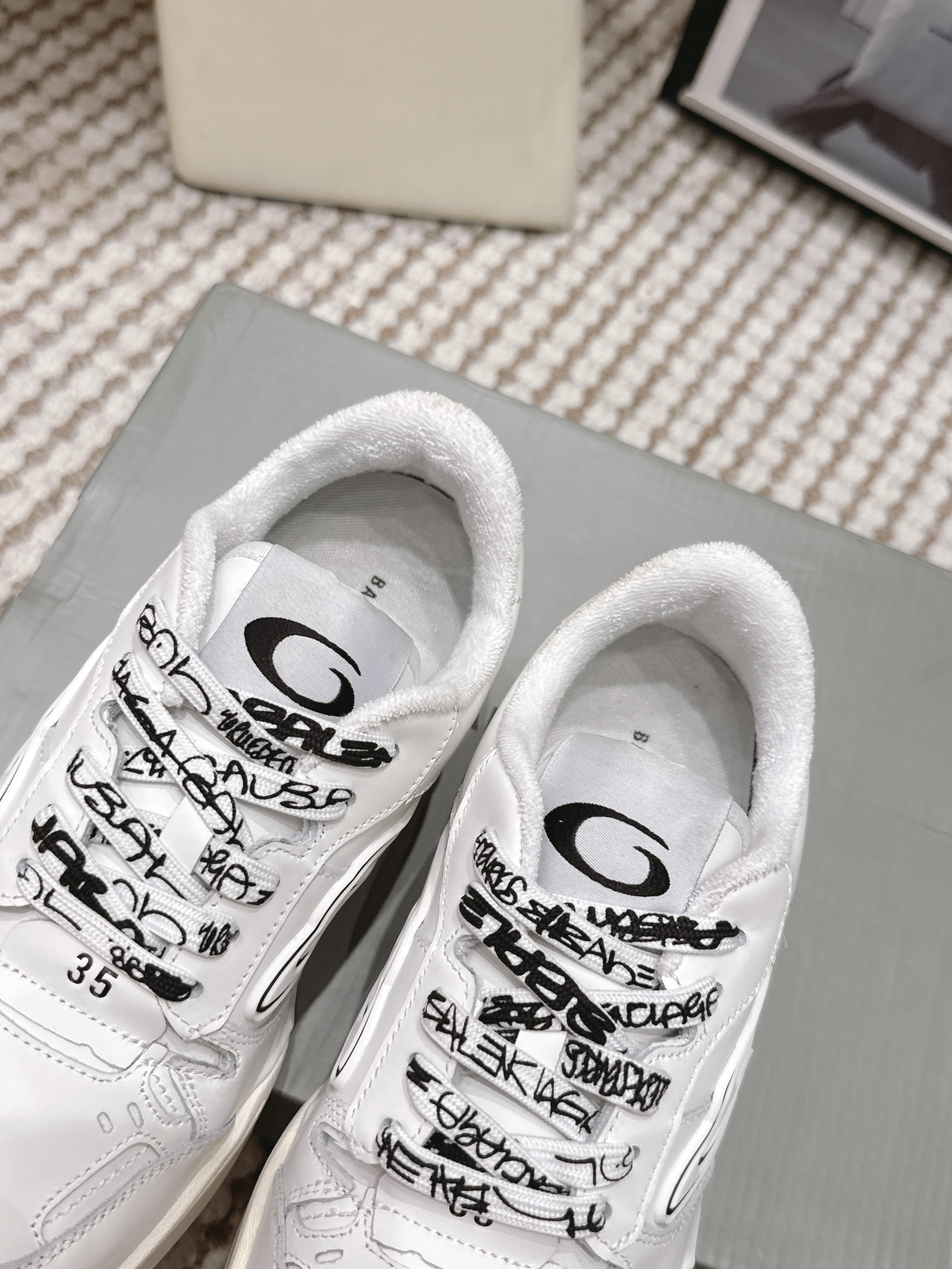 Balenciaga Balenciaga Hamptons Worn-Out Sneakers