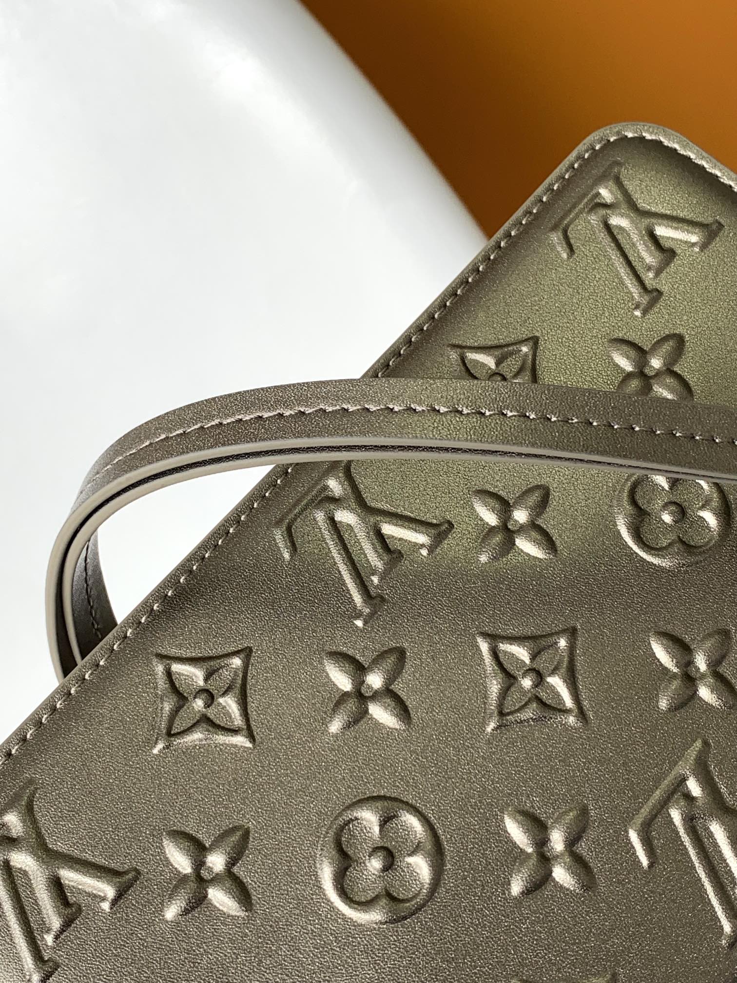 Louis Vuitton LV Lexington Pochette Shoulder Bag 21.5 Metallic Sliver Monogram Embossed Cafskin