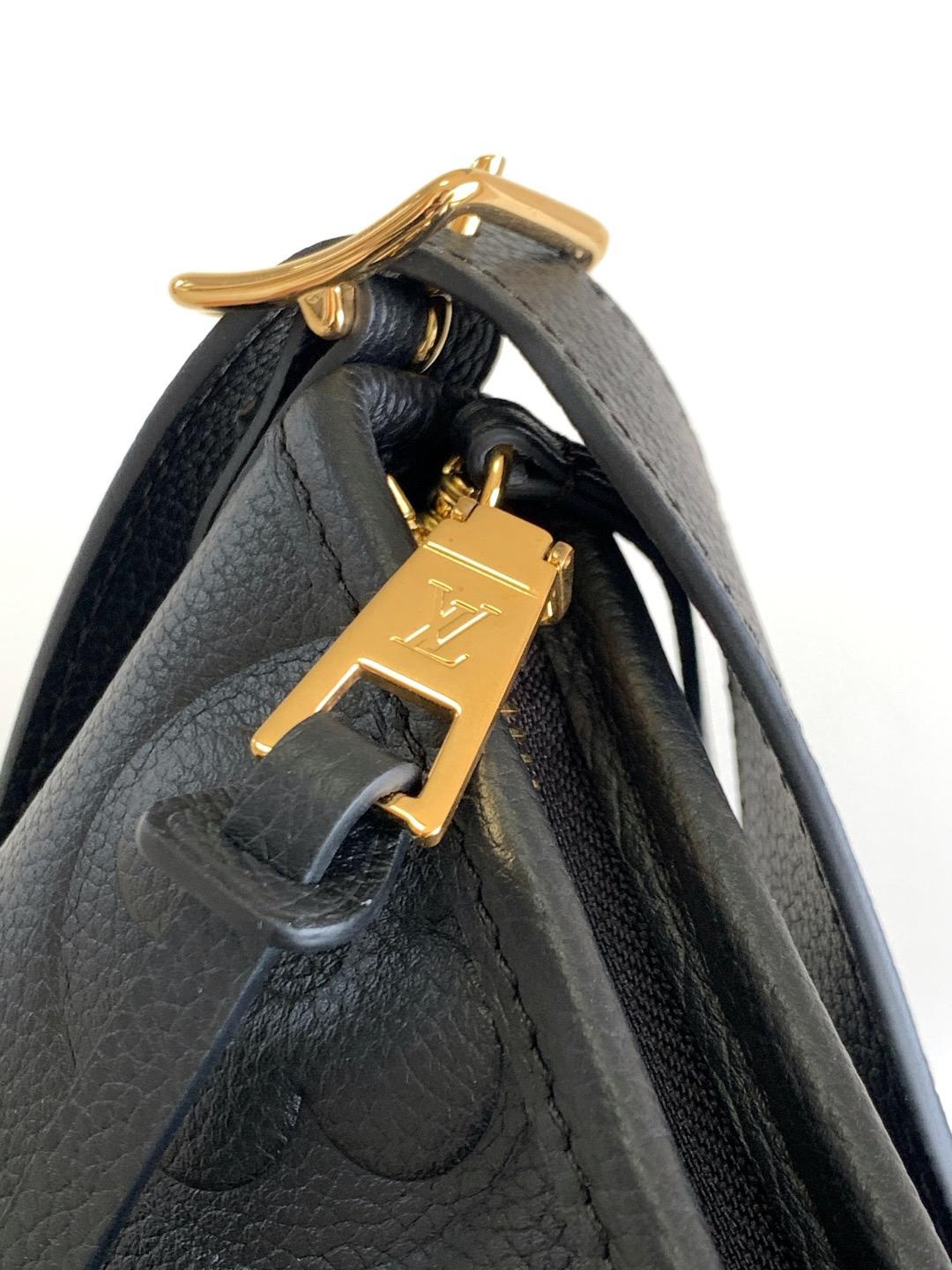 Louis Vuitton LV M46289 CarryAIl MM
