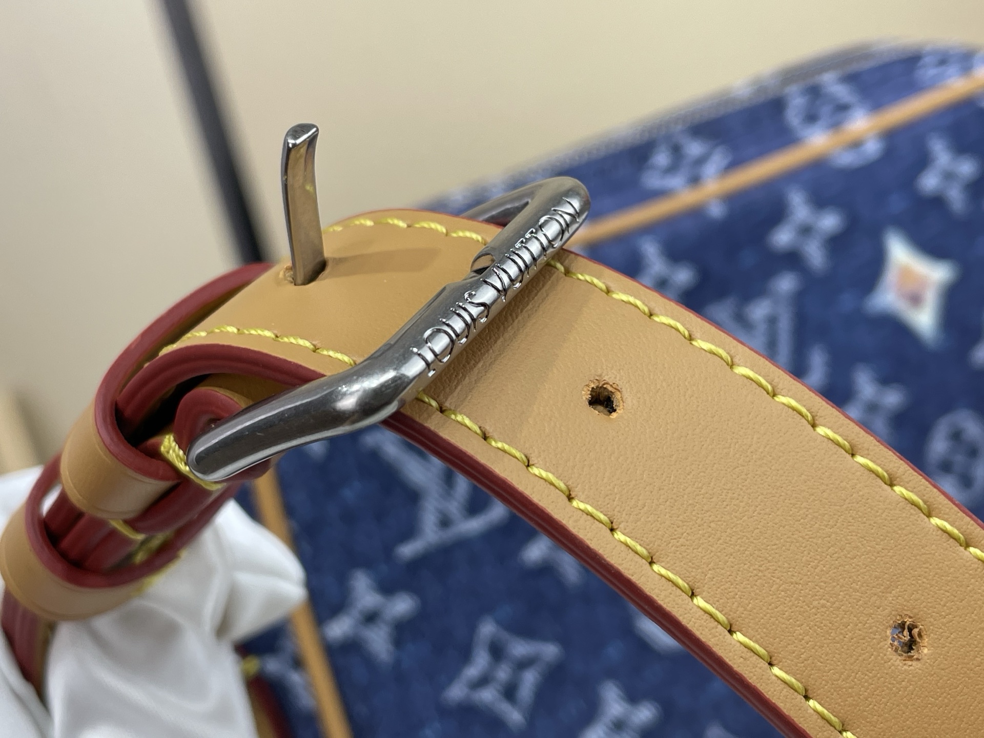 Louis Vuitton batch NIL mailman handbag m27553