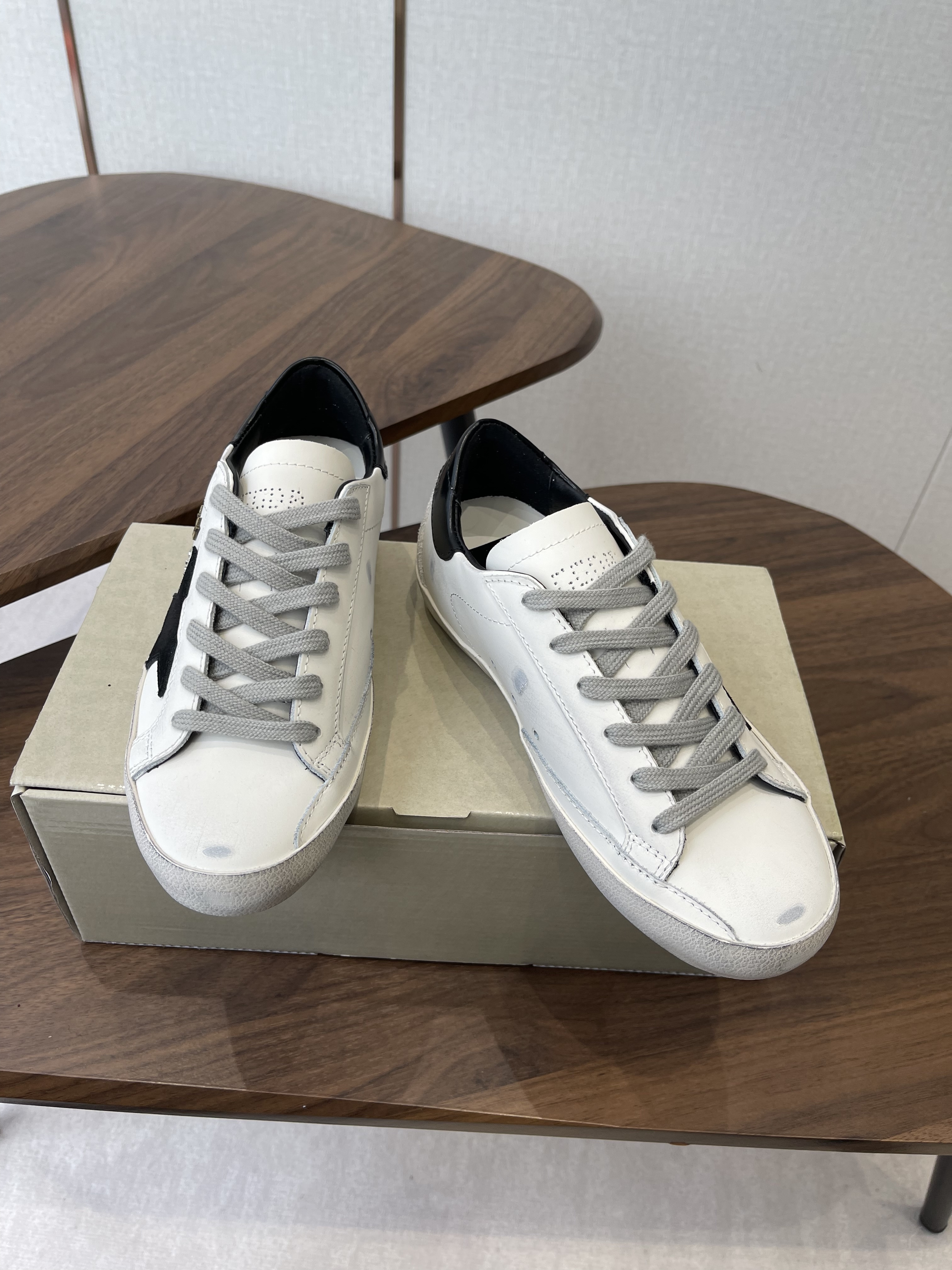 Golden Goose Unisex Super-Star Sneakers