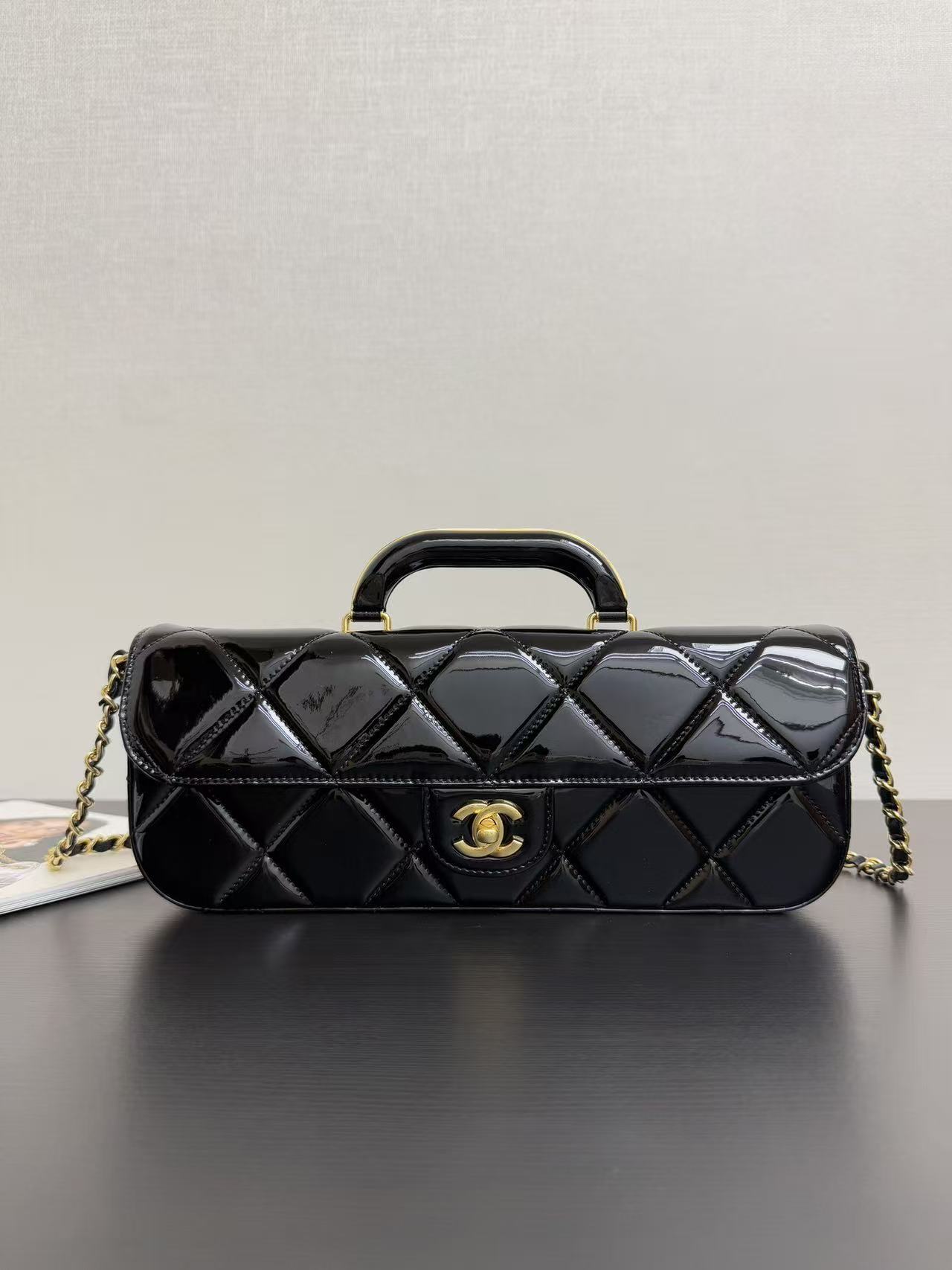 Chanel 25k classic diamond patterned chain crossbody bag