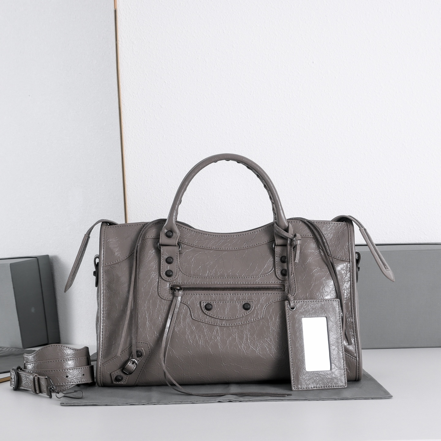 𝐁alenciaga Le City Bag Medium in light grey Lambskin