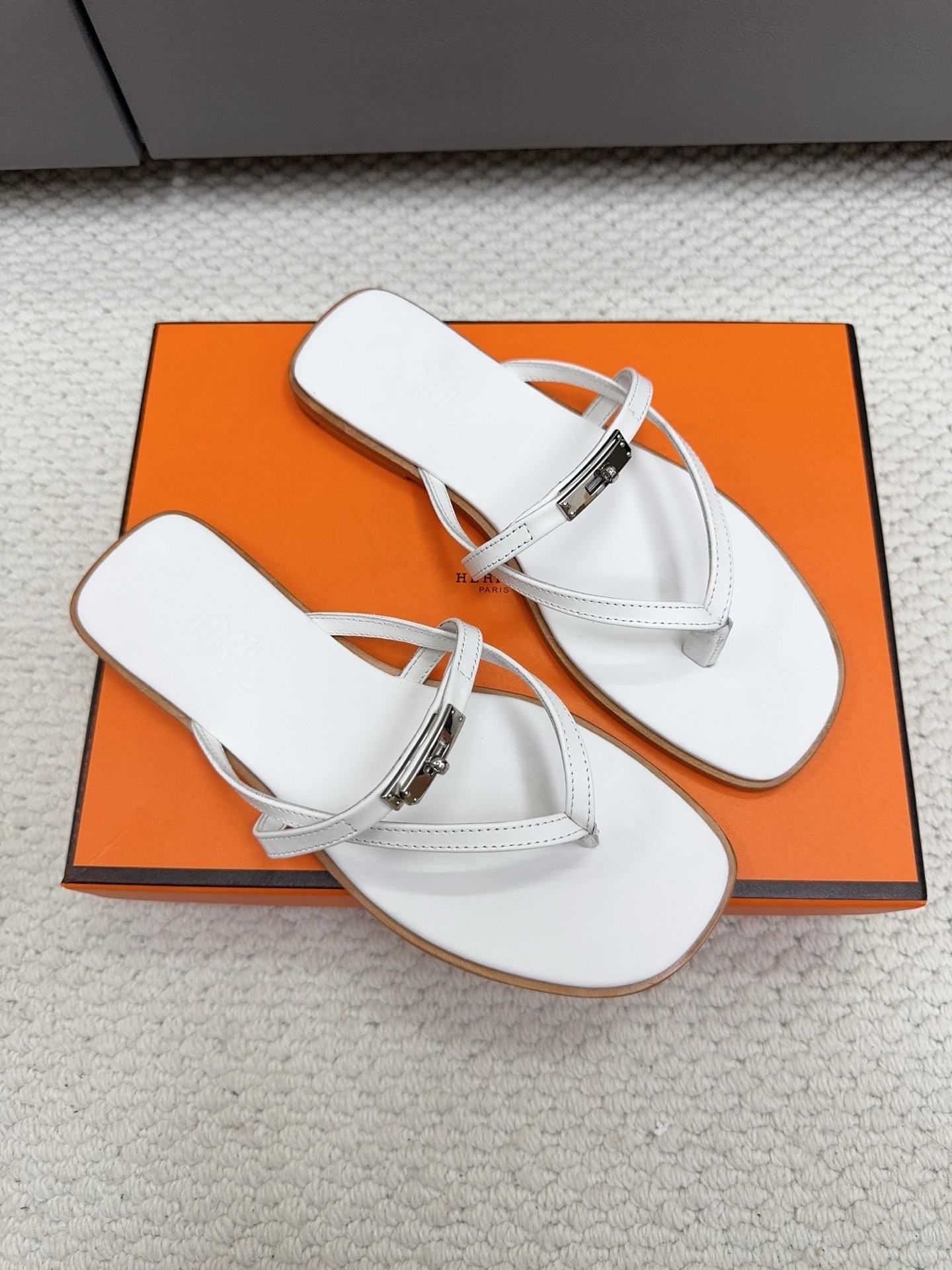 Hermès Merveille Metallic & Smooth Leather Kelly Turnlock Buckle Accent Flat Thong Sandals - KAIROO