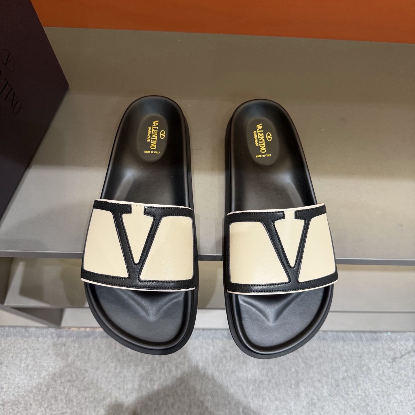 Valentino Garavani VLogo Contrast Trim Black Rubber Wide Band Men's Pool Slides - KAIROO