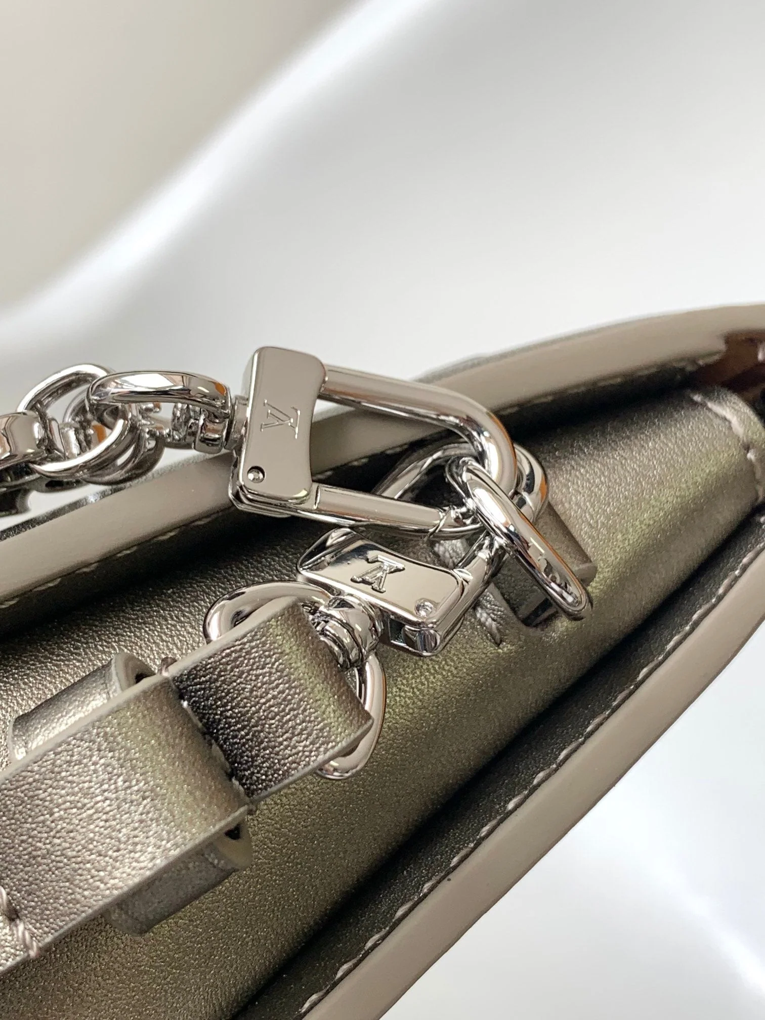 Louis Vuitton LV Lexington Pochette Shoulder Bag 21.5 Metallic Sliver Monogram Embossed Cafskin