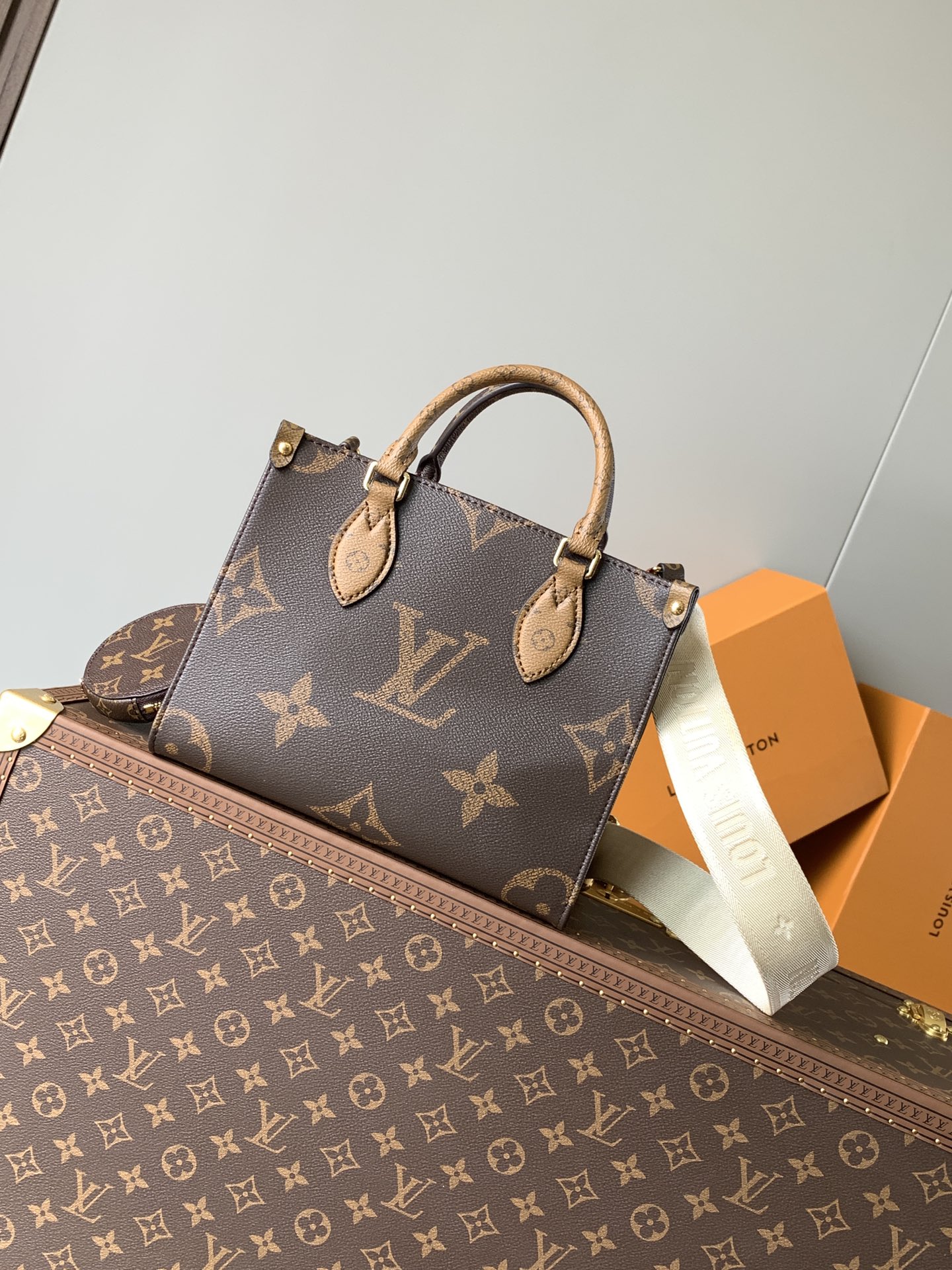 M46373 LV OnTheGo PM Bag Tote In Monogram Reverse canvas