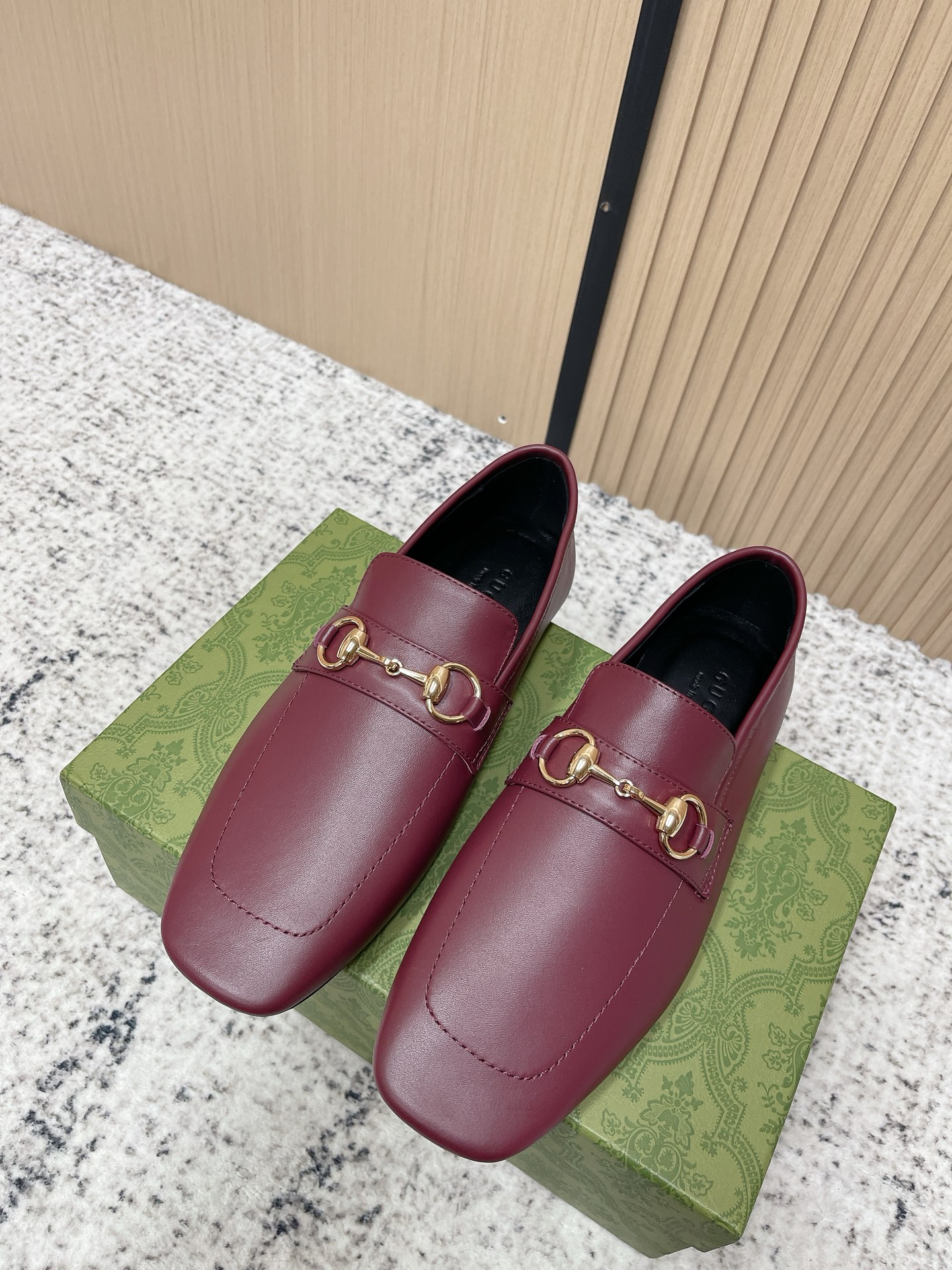 Gucci Jordann Unisex Leather Loafers in Bordeaux
