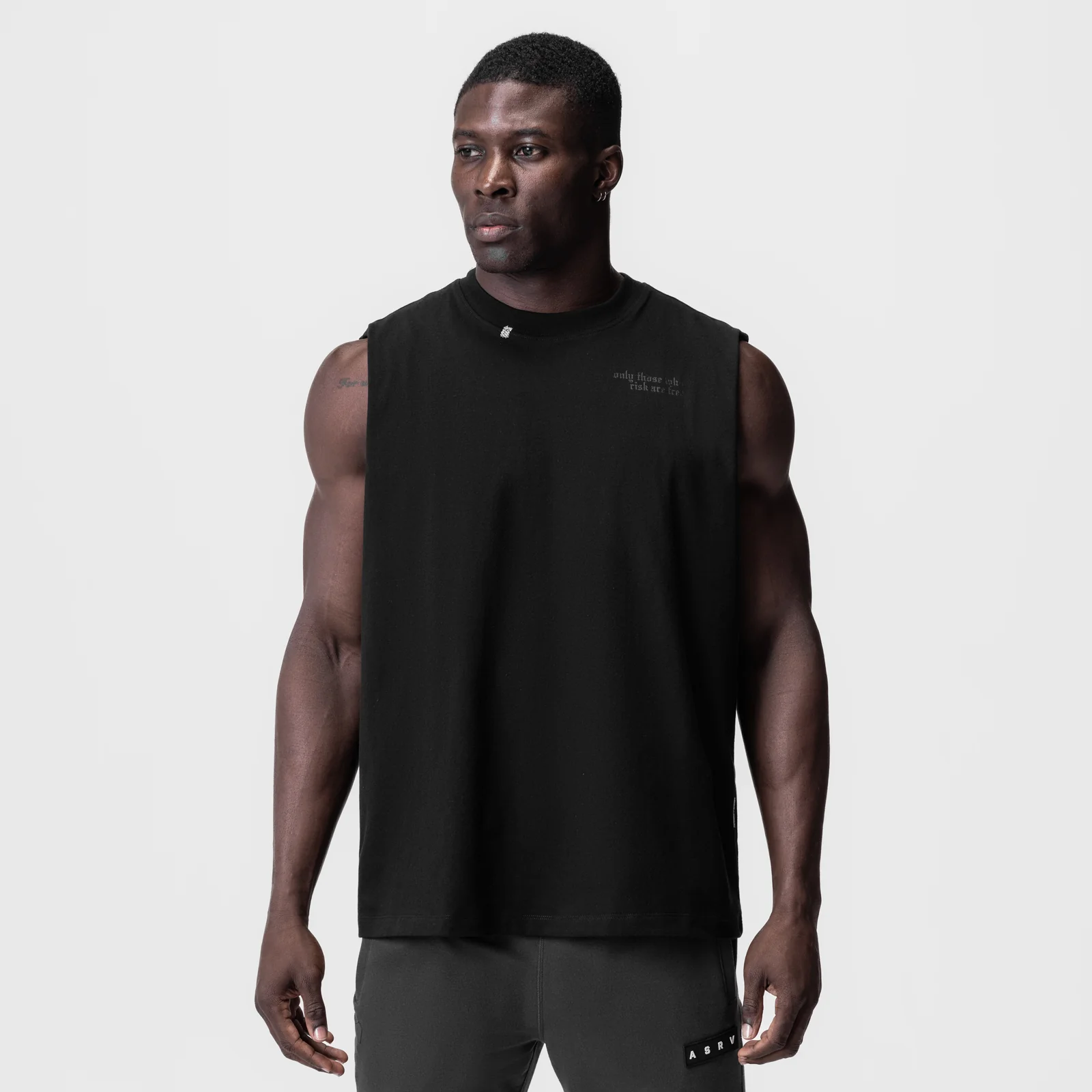 0807. Tech Essential Relaxed Cutoff - Black/Black 