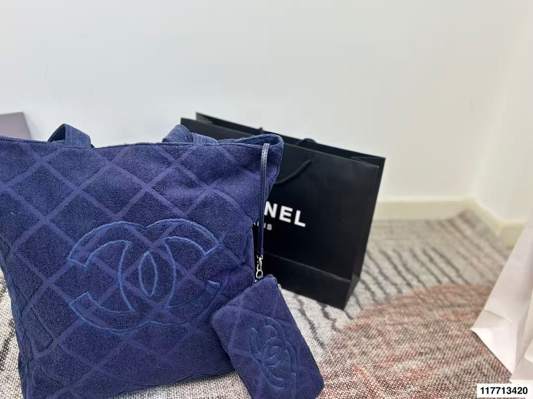 CHANEL 22C 3-in-1 Beach Tote Set – Large Capacity Travel Bag with Toiletry Pouch & Towel, Quilted Double C Logo Soft Lightweight Shoulder Bag (36×40cm)
