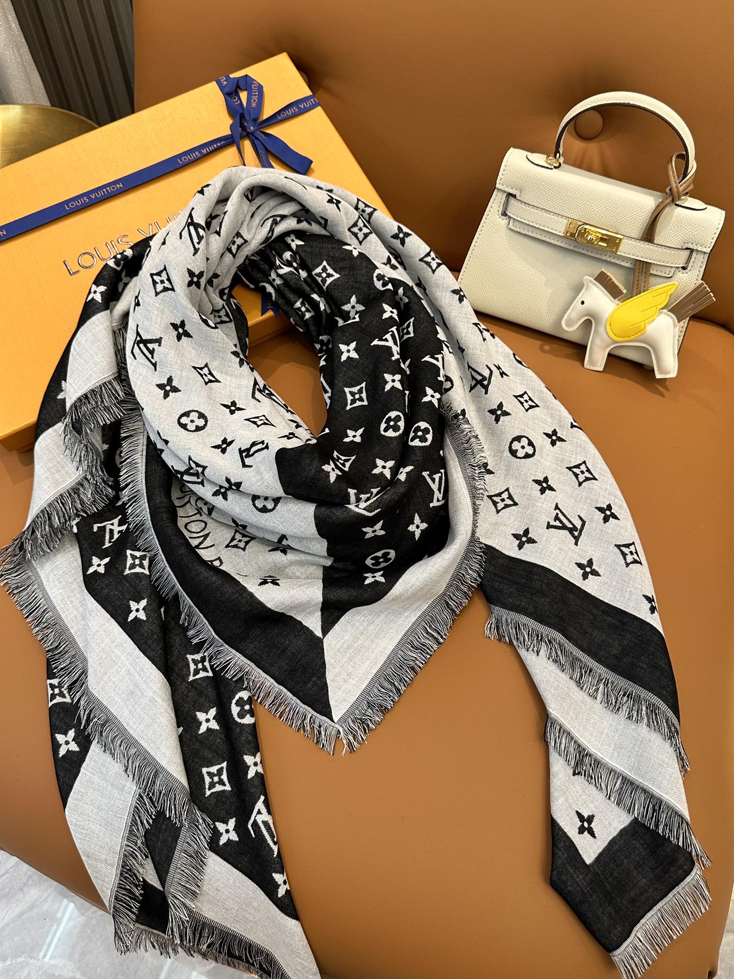 LV New Monogram Shawl