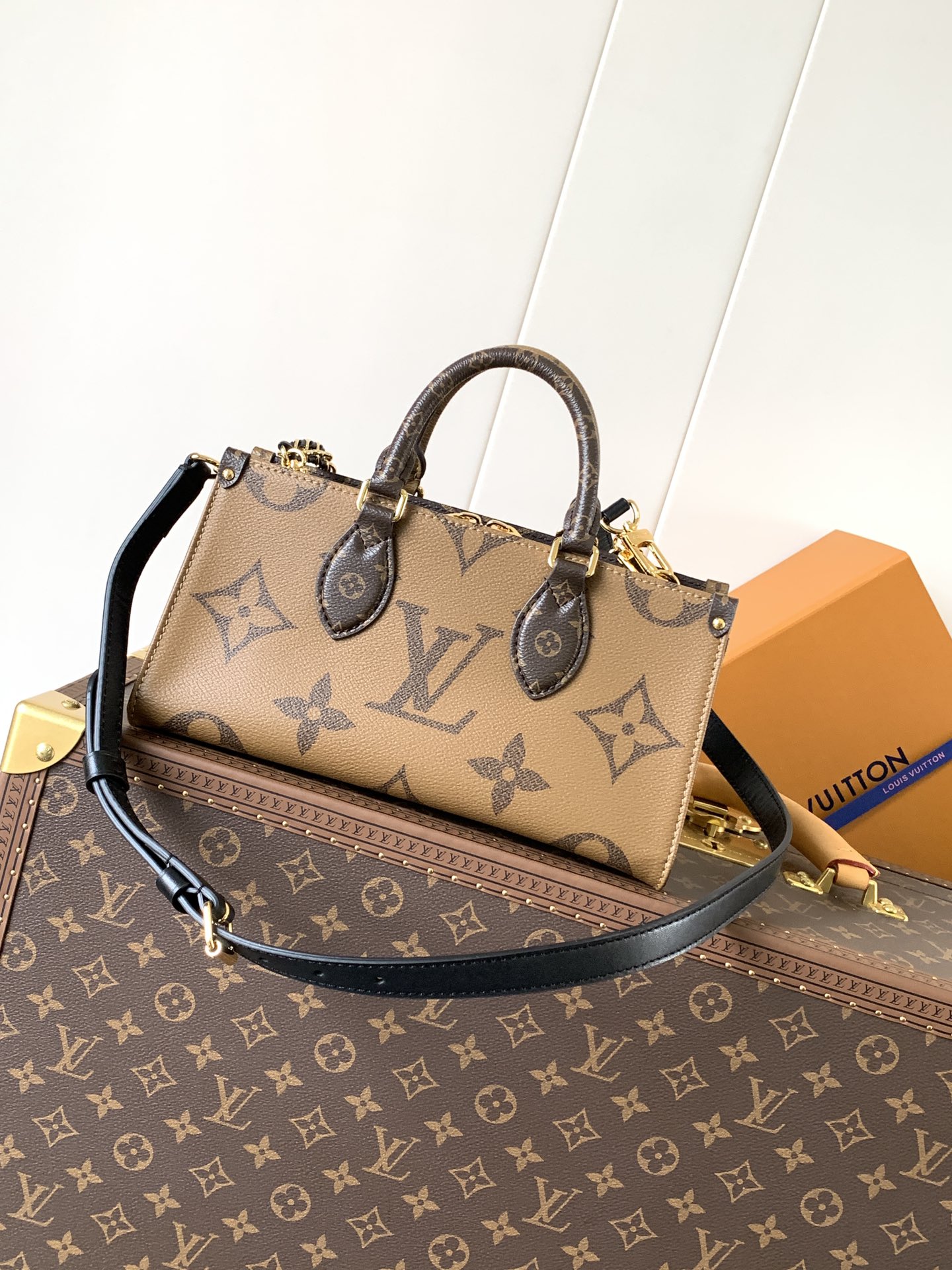 M14236 LV OnTheGo East West Chain Bag In Monogram Reverse canvas