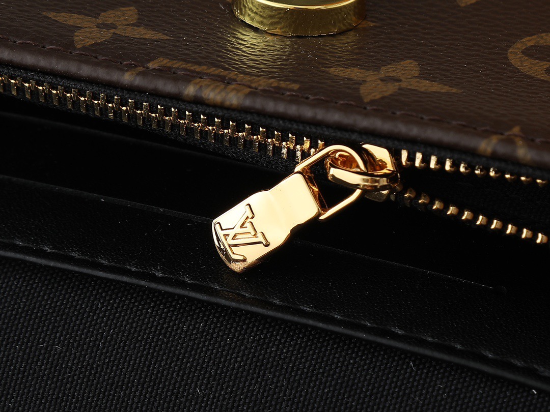 Louis Vuitton LV On Chain Ivy Monogram
