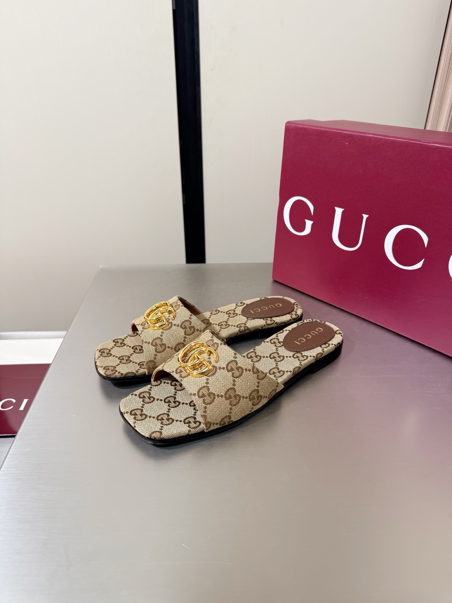 Women's Gucci Flat slide sandal with Double G