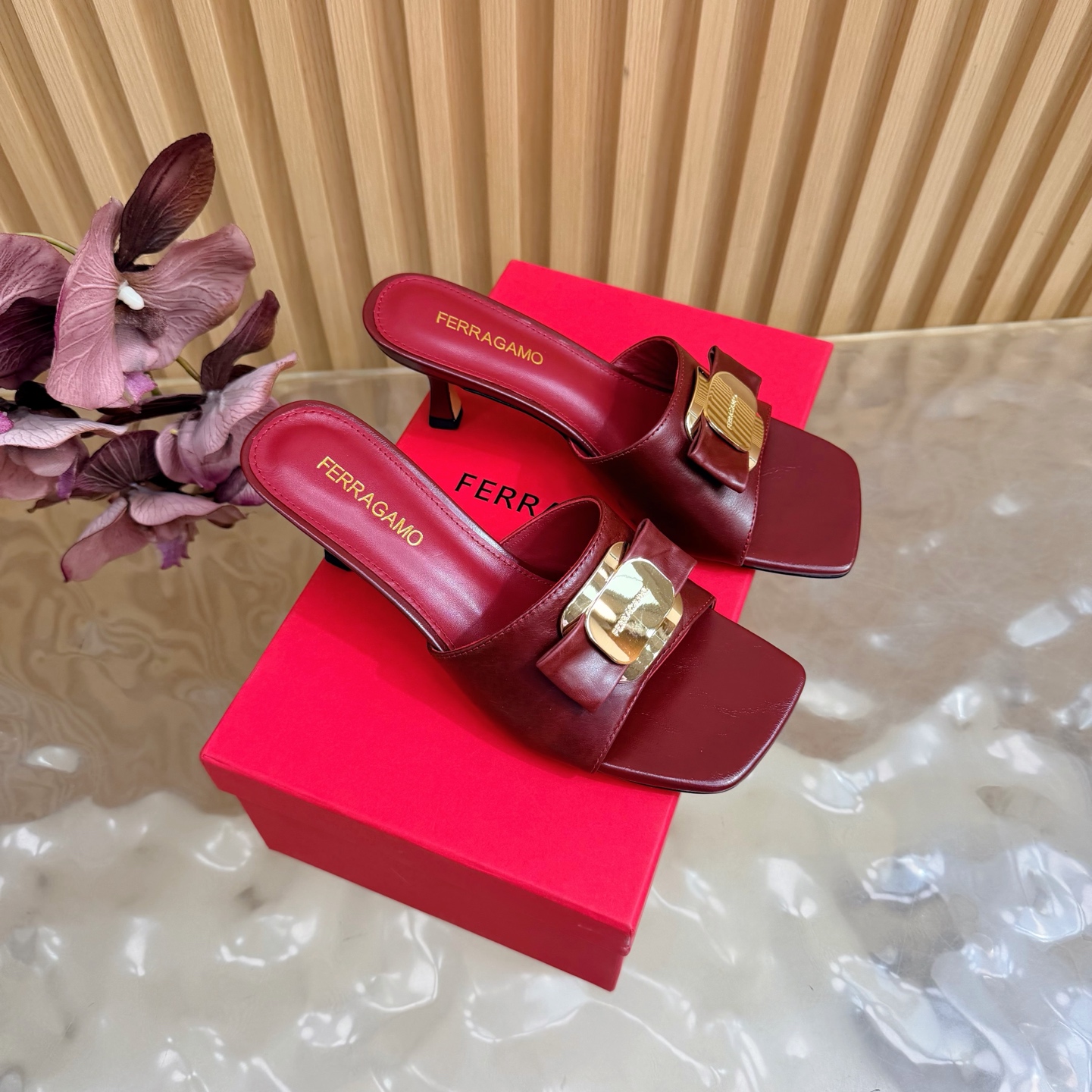 Ferragamo Shiny Leather Heeled Side