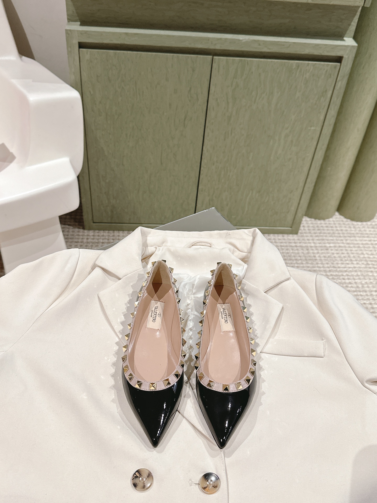 Valentino Garavani Black Pointed Toe Rockstud Ballerinas Patent Leather Flats - KAIROO